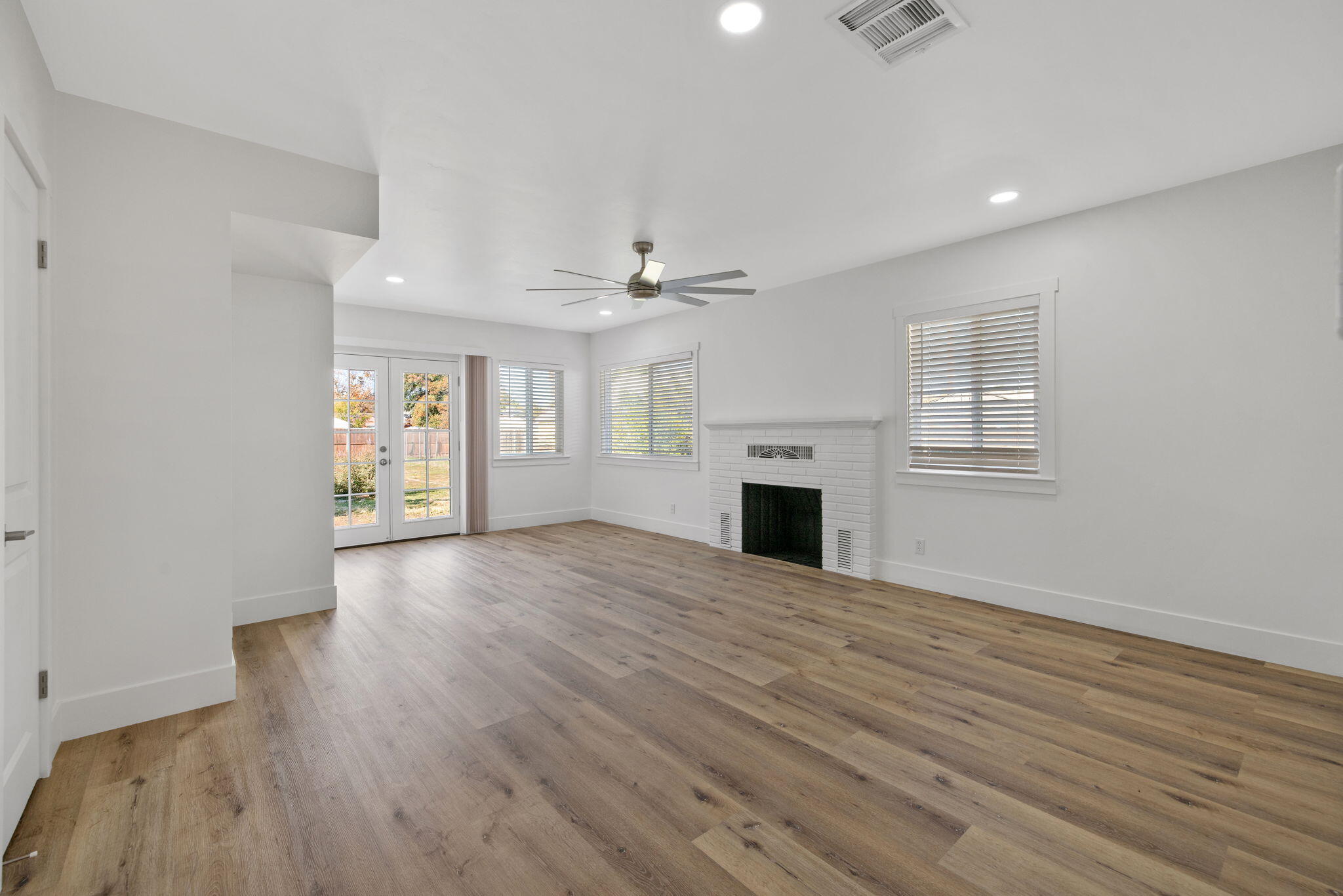 1404 Kaweah St, Hanford, CA 93230