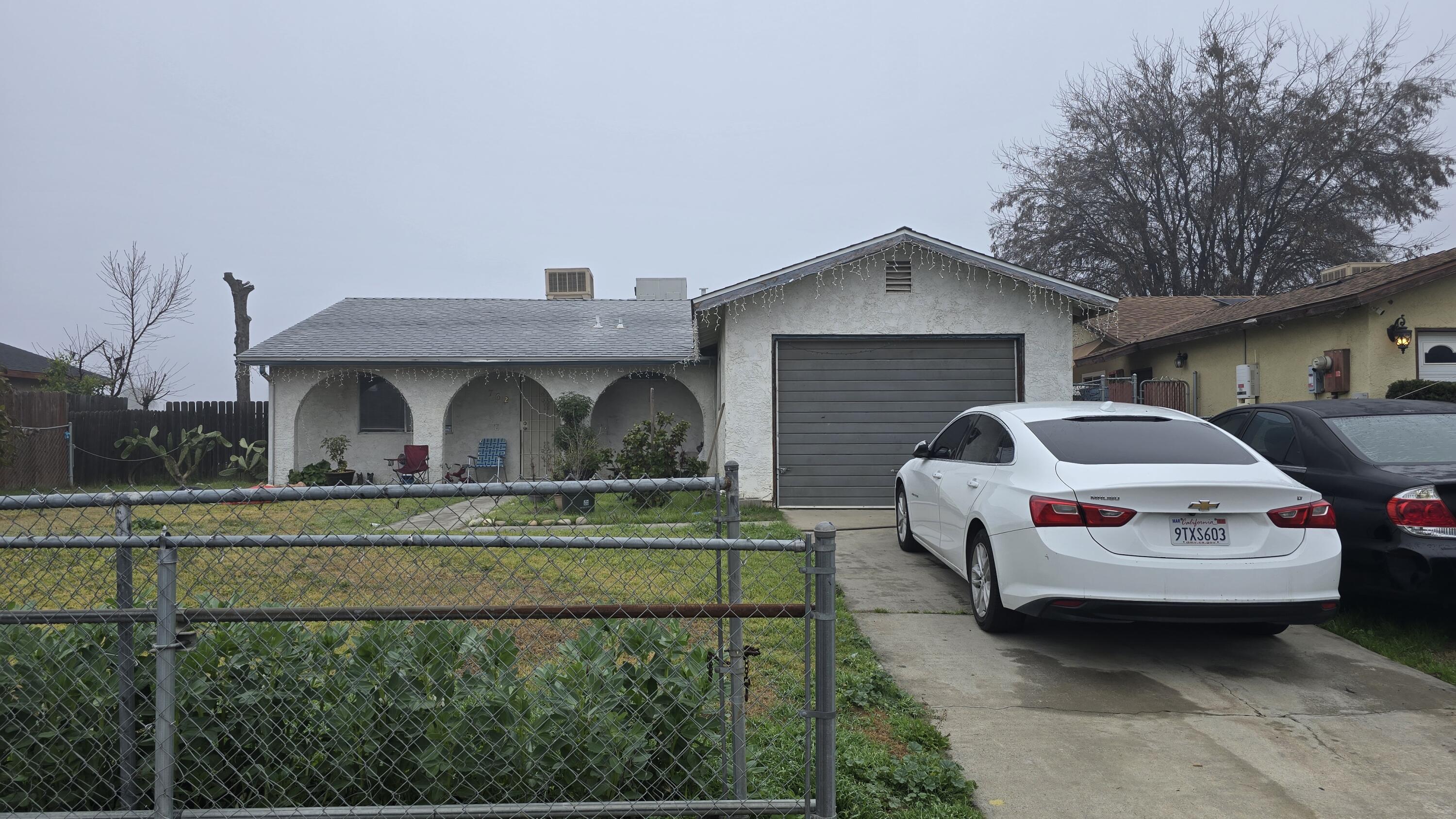 762 W Front St, Farmersville, CA 93223