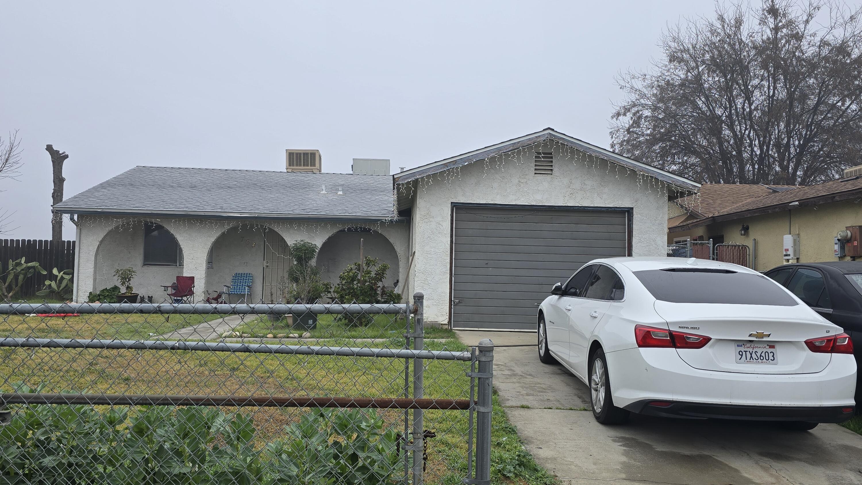 762 W Front St, Farmersville, CA 93223