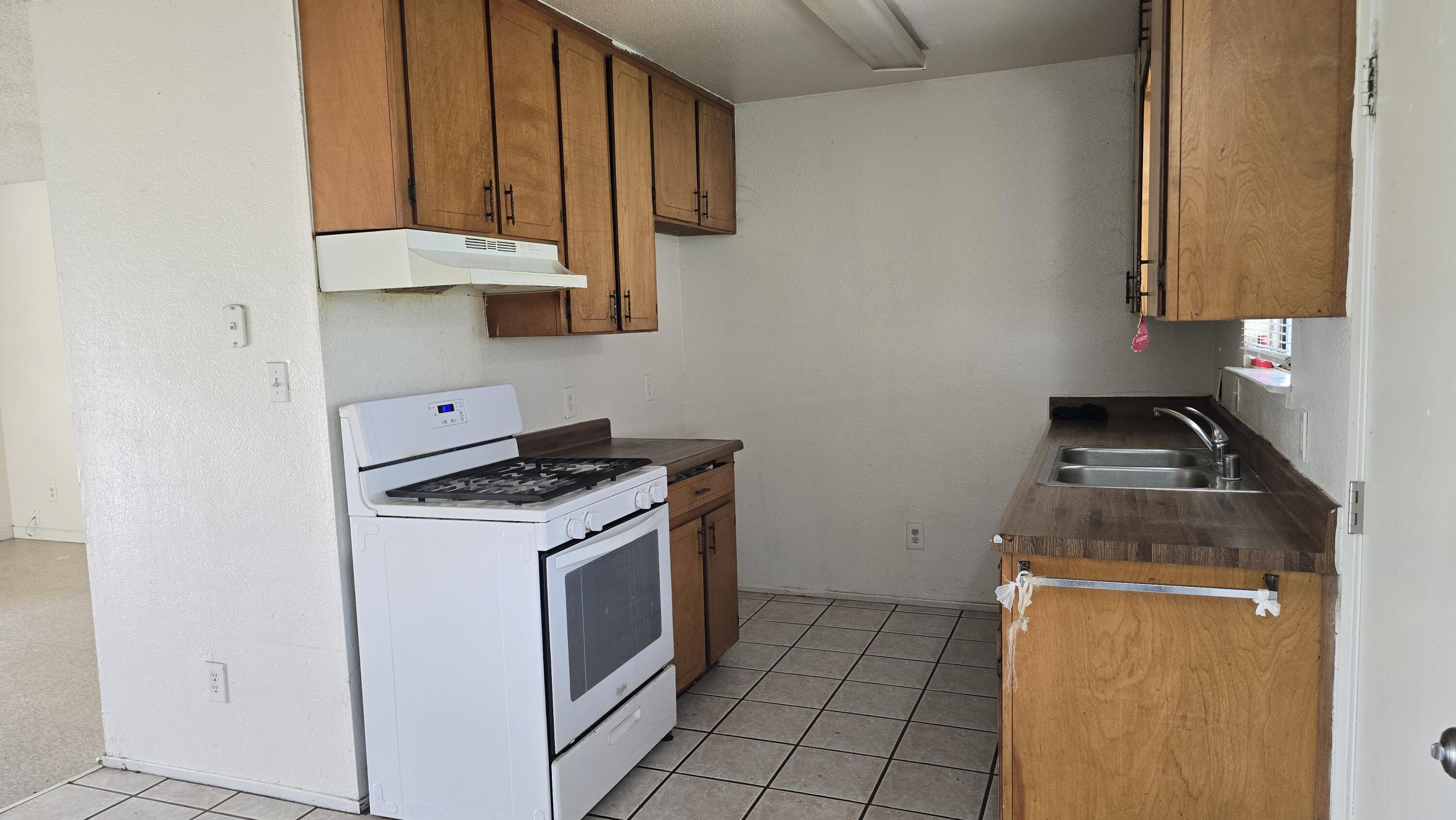 762 W Front St, Farmersville, CA 93223