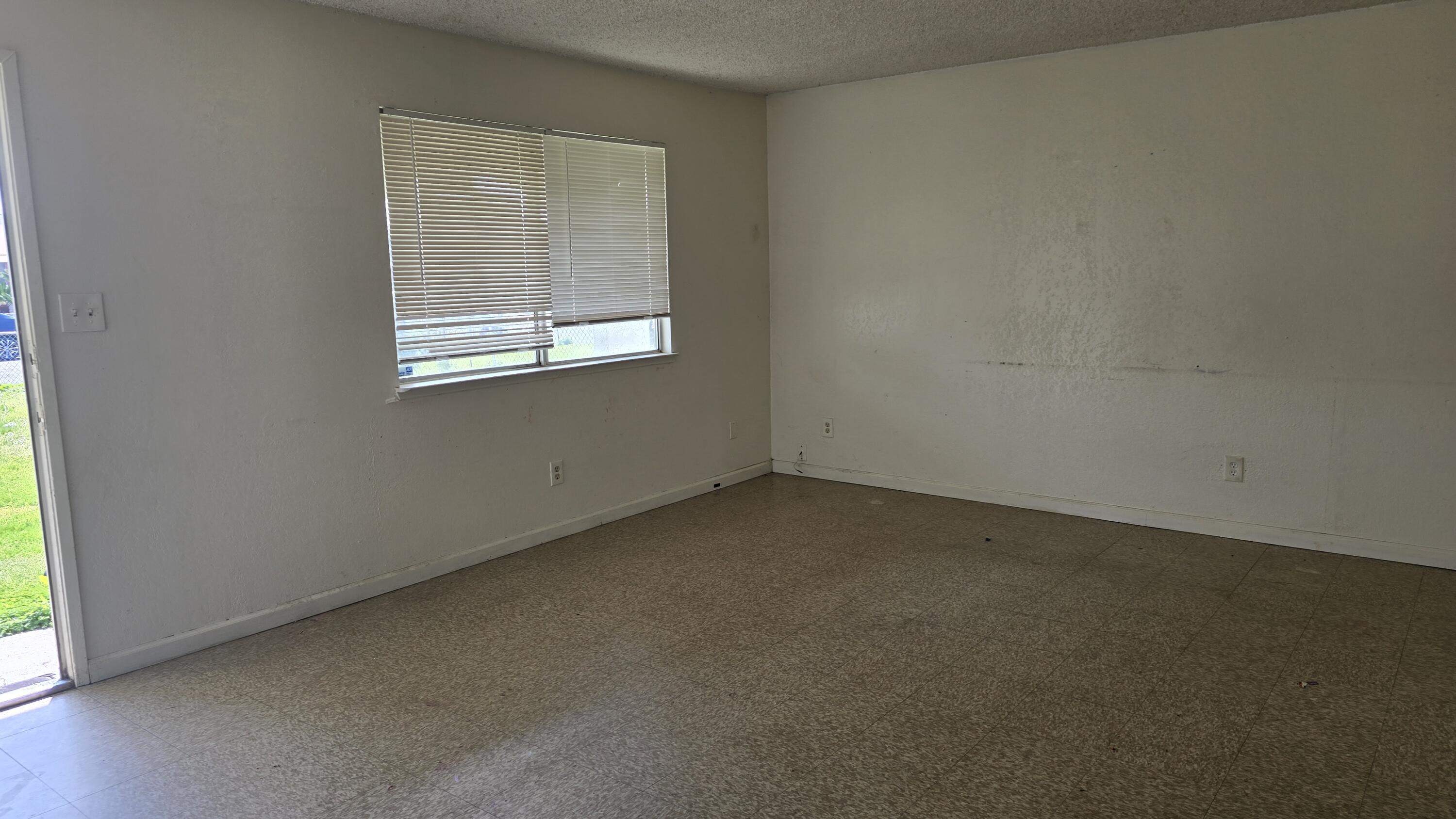 762 W Front St, Farmersville, CA 93223