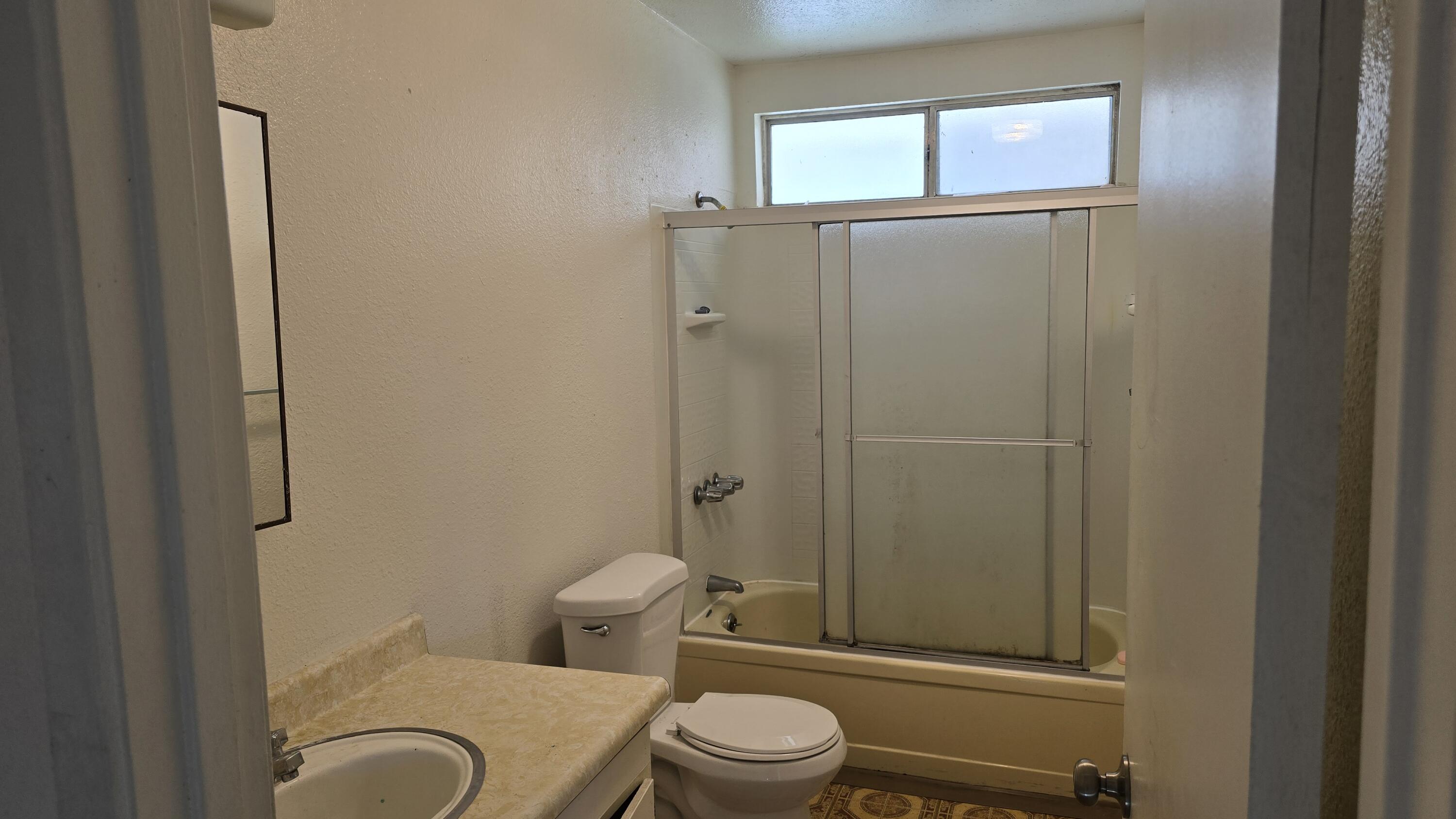 762 W Front St, Farmersville, CA 93223