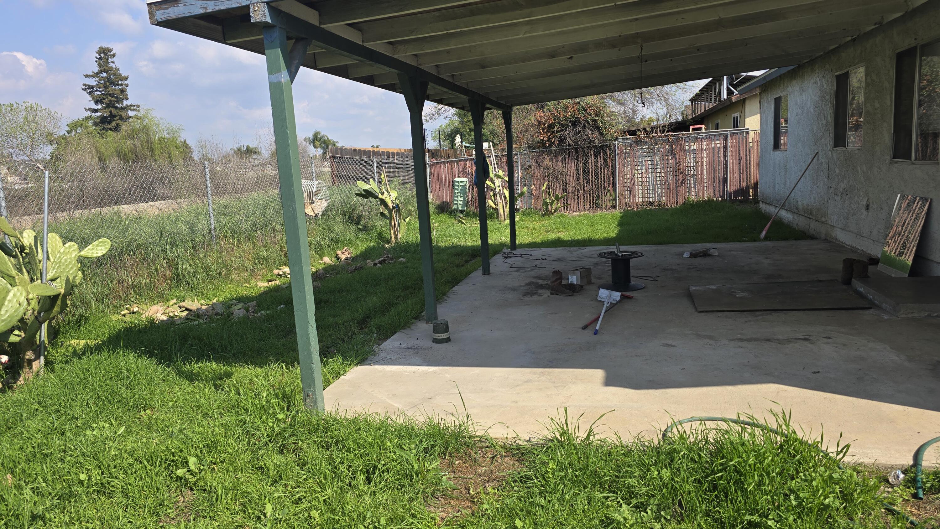 762 W Front St, Farmersville, CA 93223