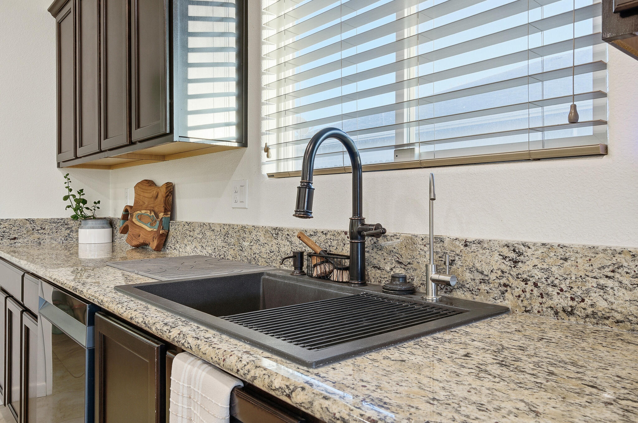 703 S Grand St, Visalia, CA 93292