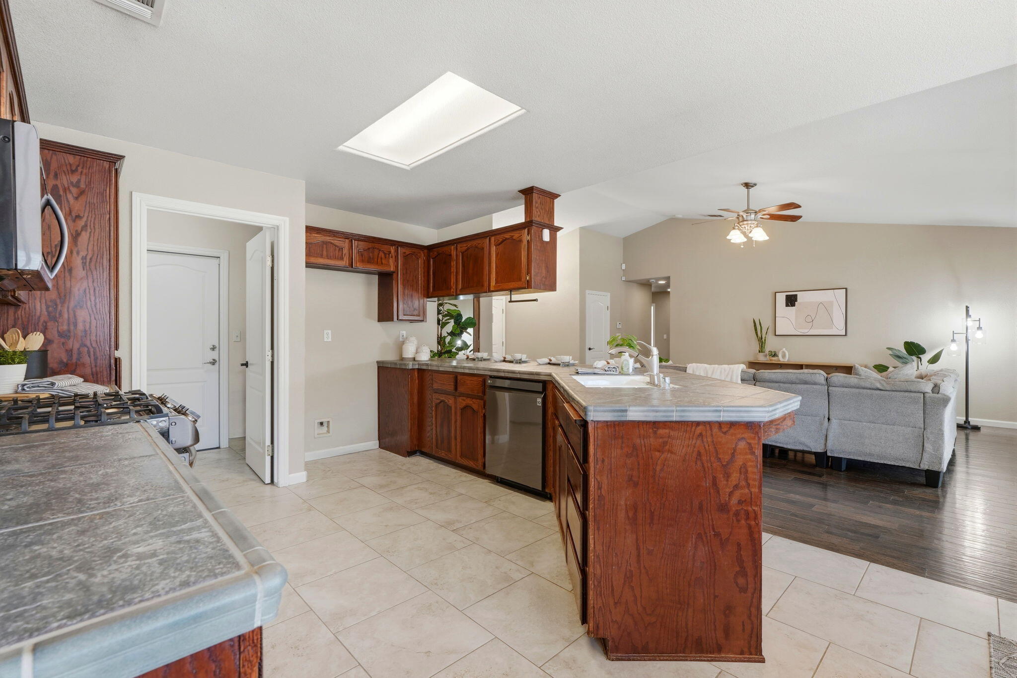 2431 S Cedar St, Visalia, CA 93292