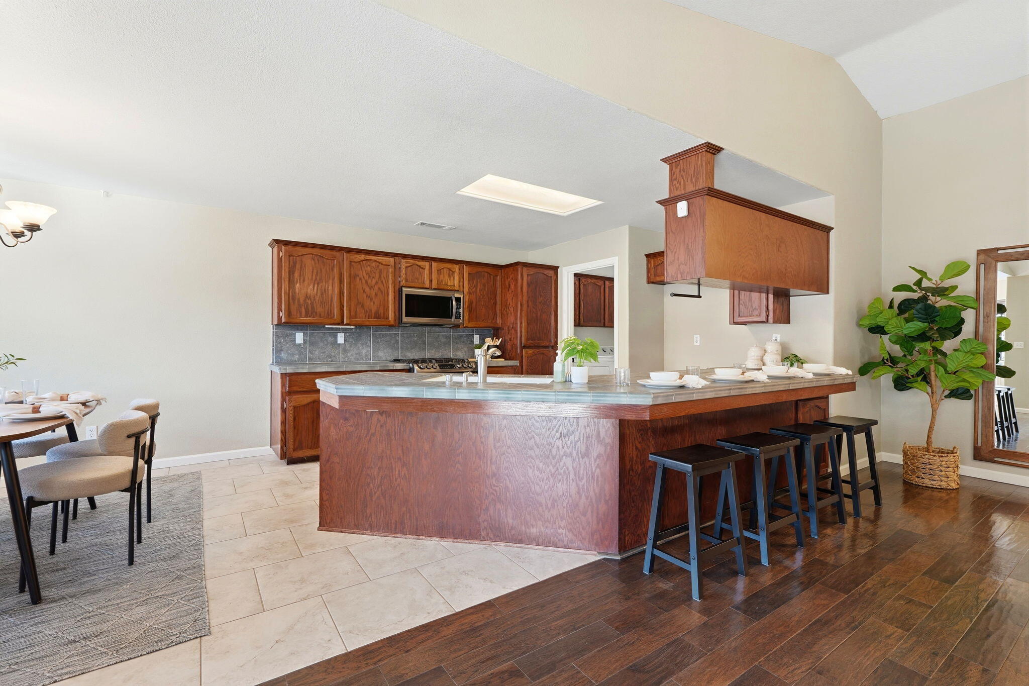 2431 S Cedar St, Visalia, CA 93292