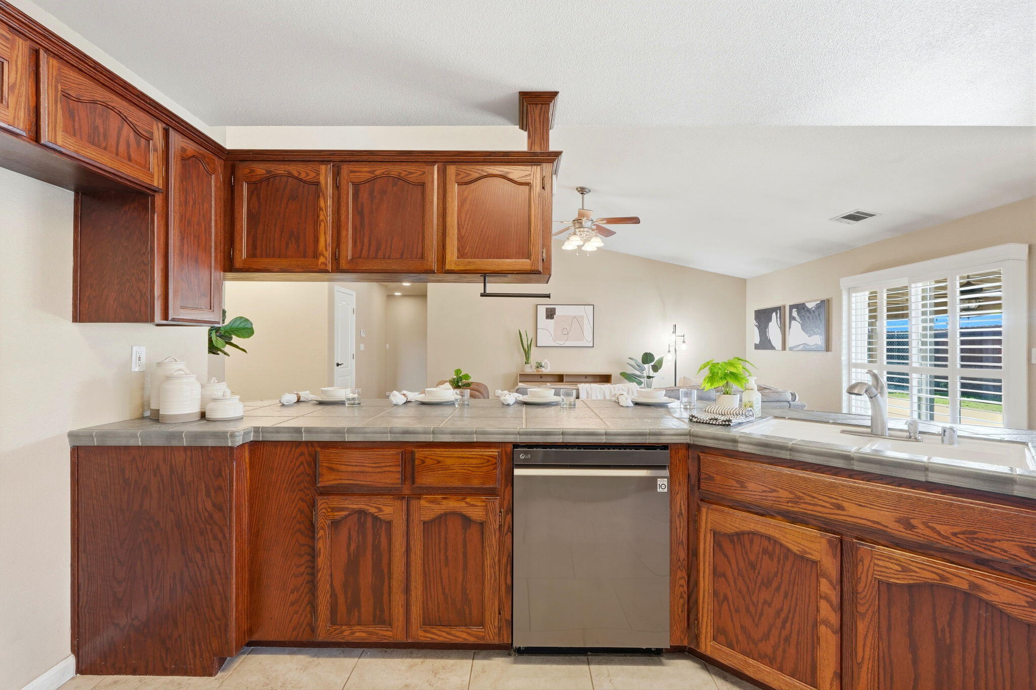 2431 S Cedar St, Visalia, CA 93292