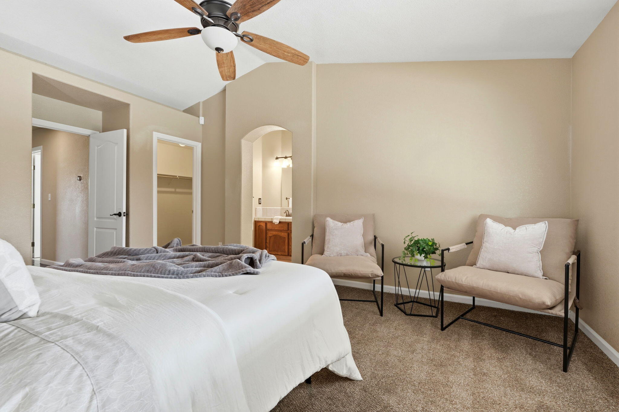 2431 S Cedar St, Visalia, CA 93292