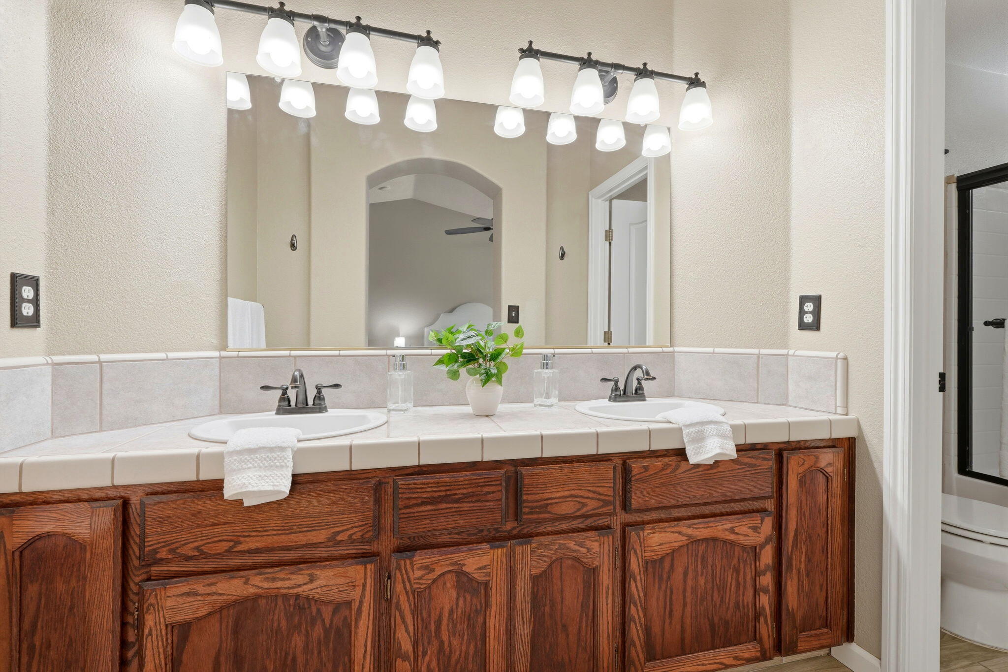 2431 S Cedar St, Visalia, CA 93292