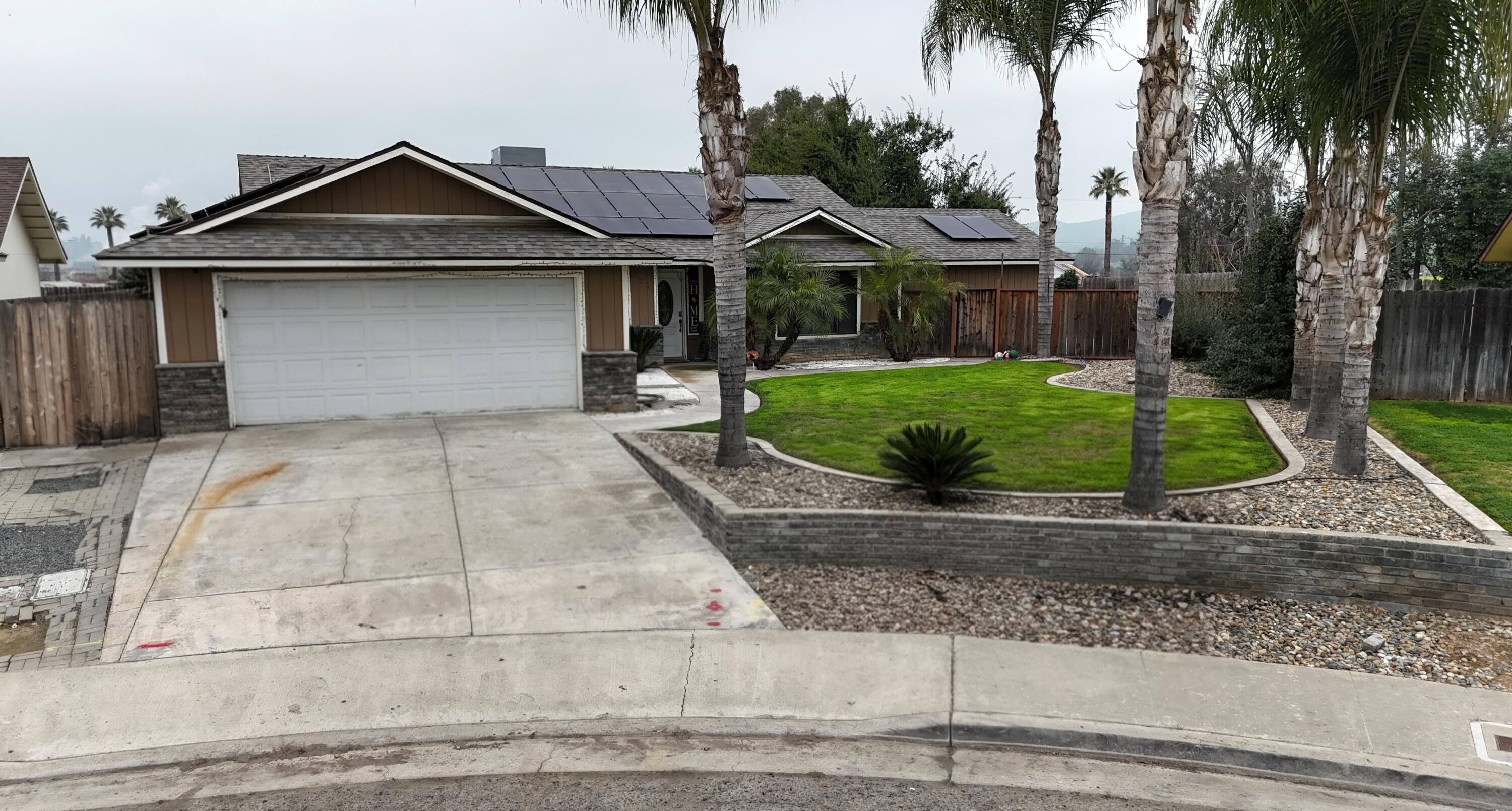 724 E Kanai Ave, Porterville, CA 93257