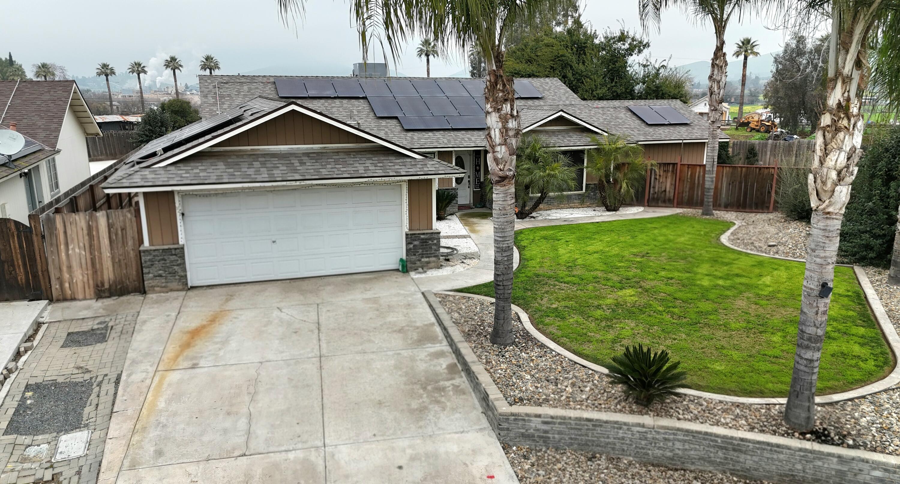 724 E Kanai Ave, Porterville, CA 93257