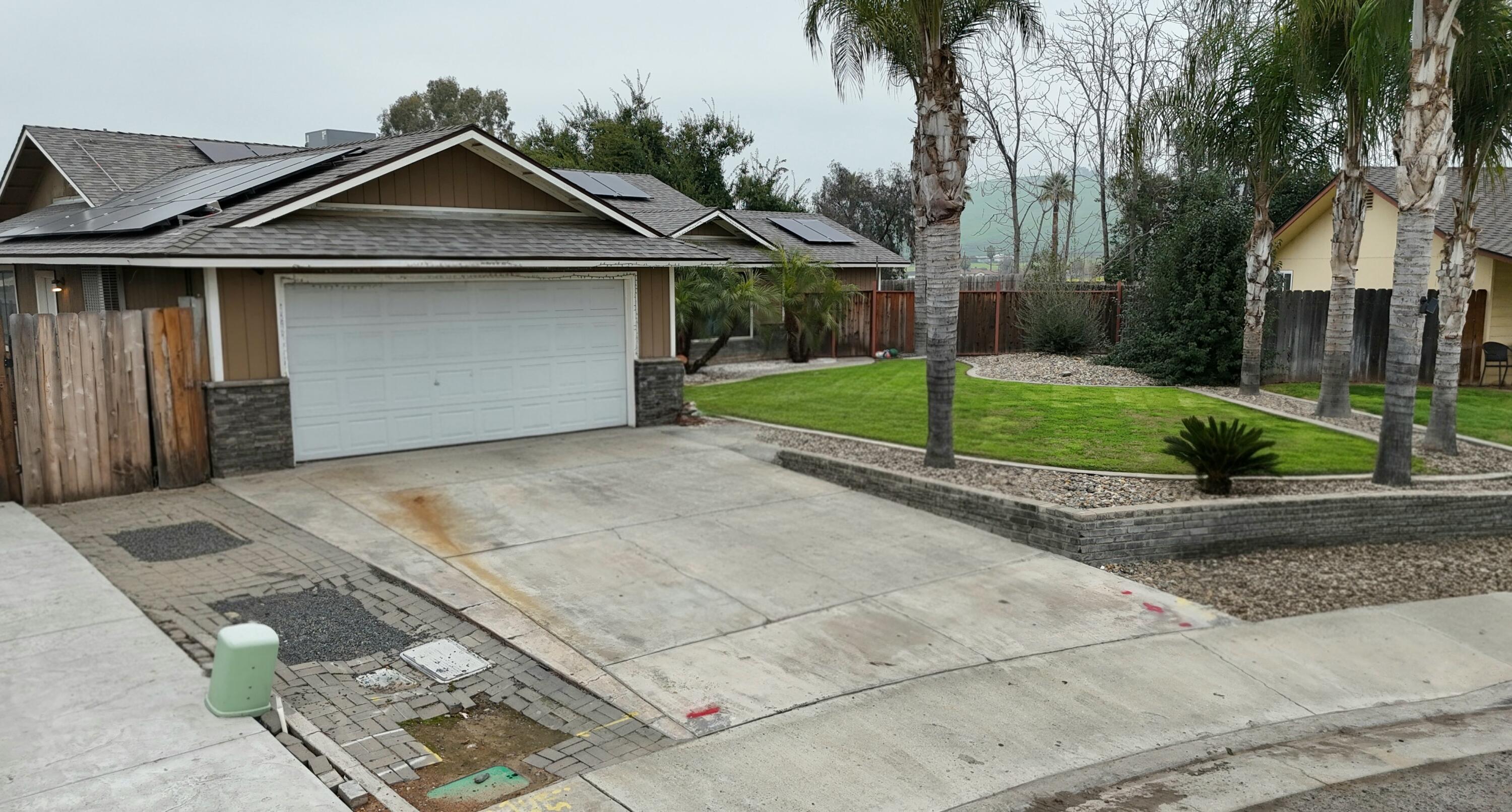 724 E Kanai Ave, Porterville, CA 93257
