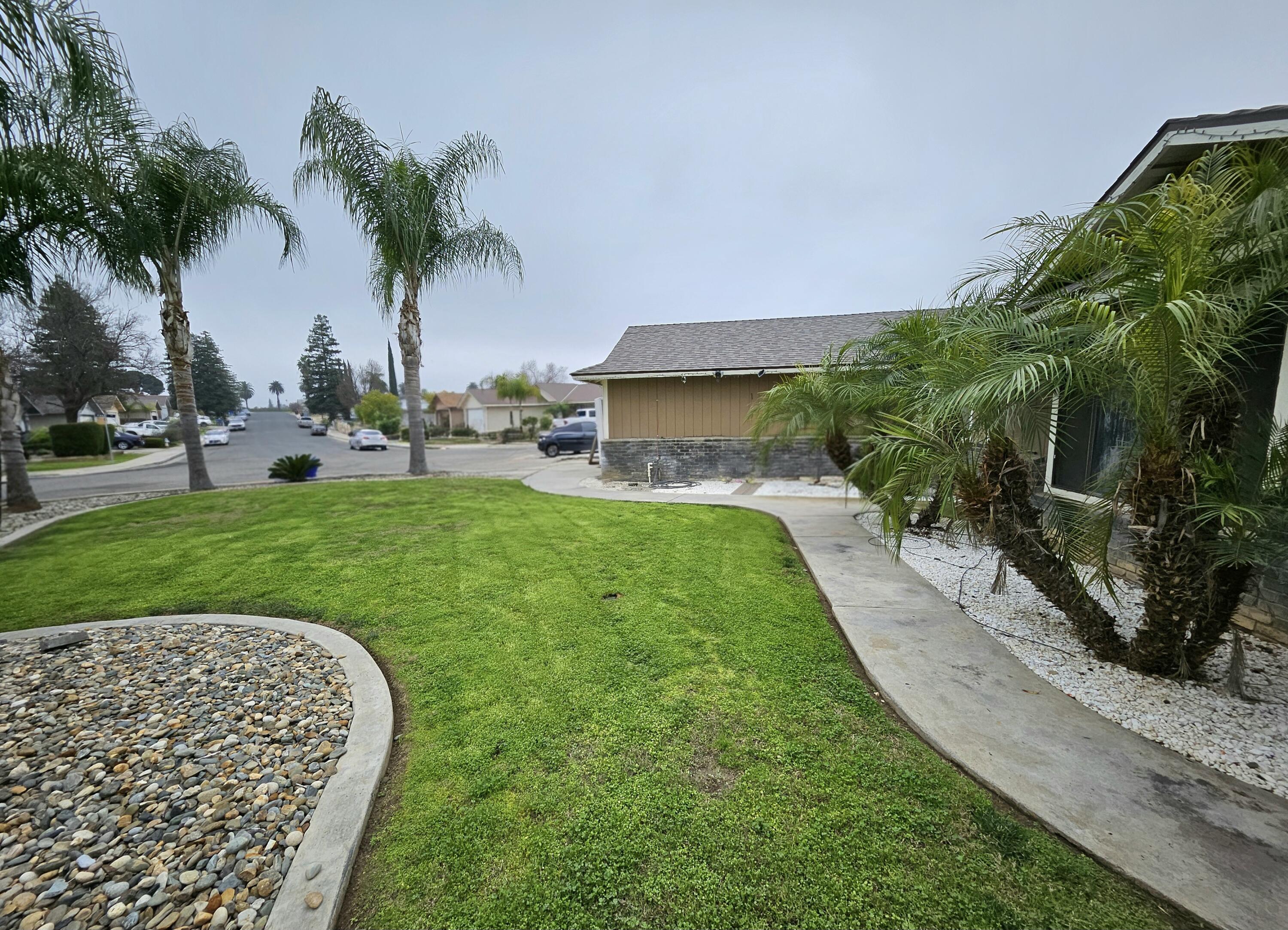 724 E Kanai Ave, Porterville, CA 93257