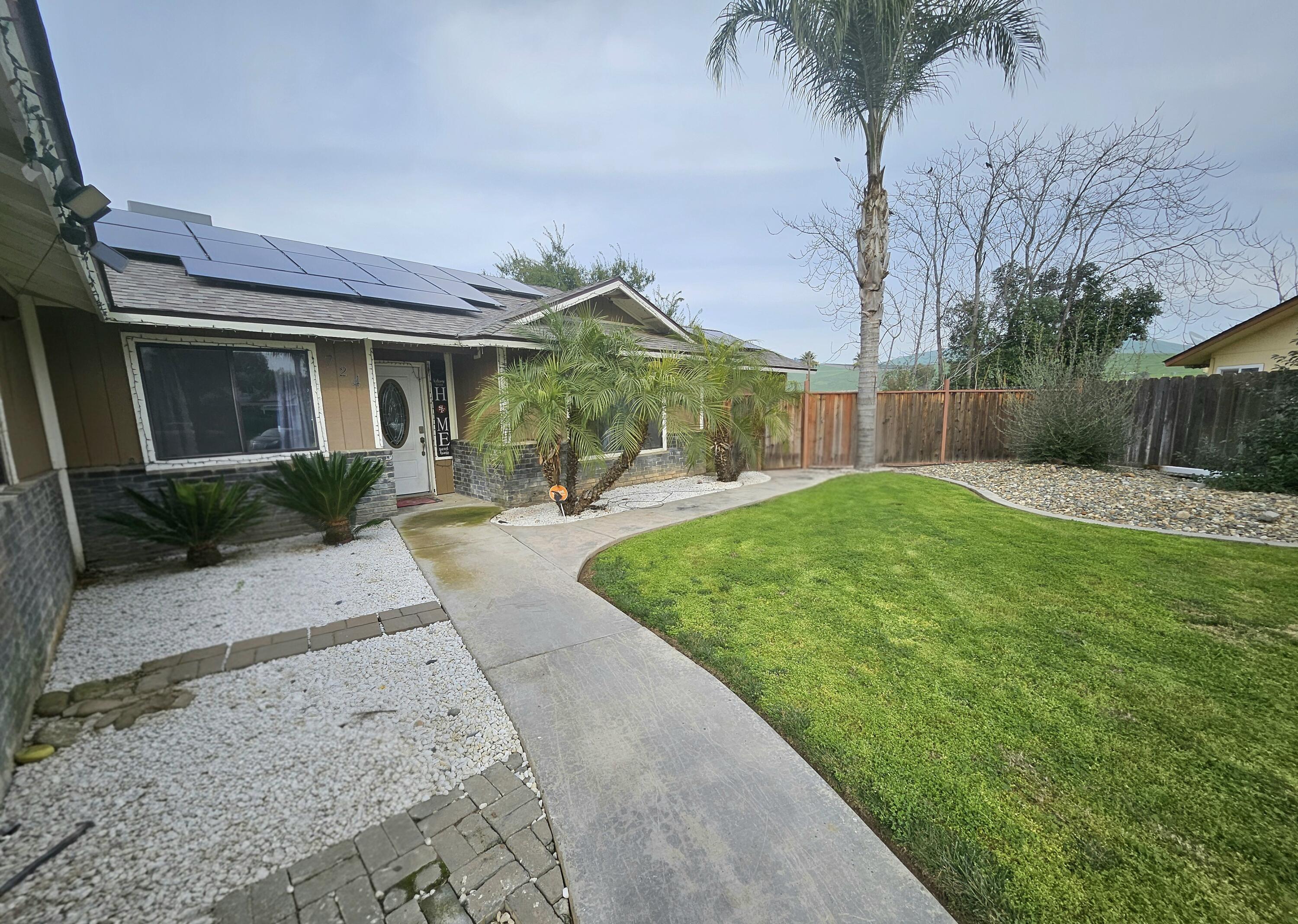 724 E Kanai Ave, Porterville, CA 93257