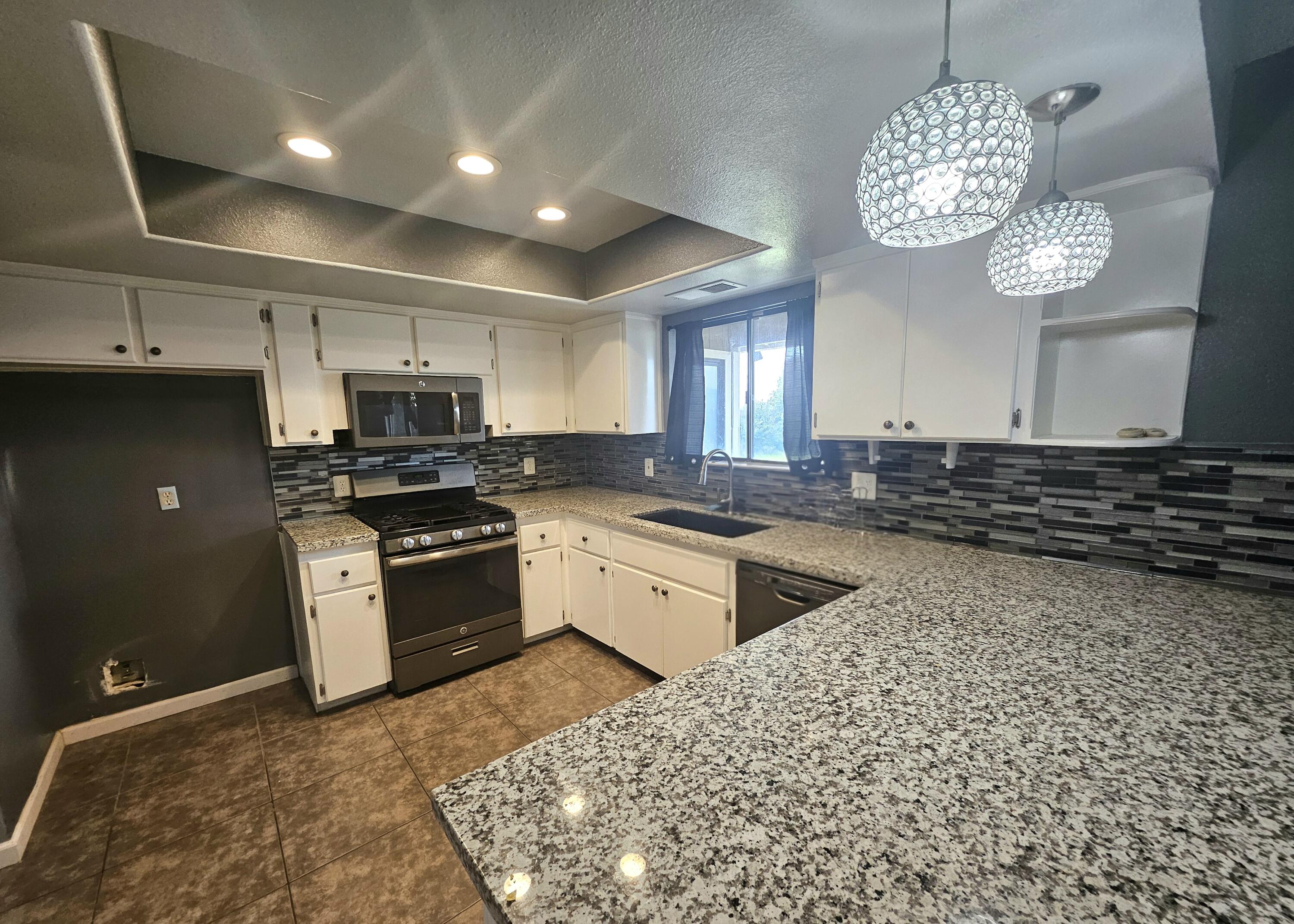 724 E Kanai Ave, Porterville, CA 93257