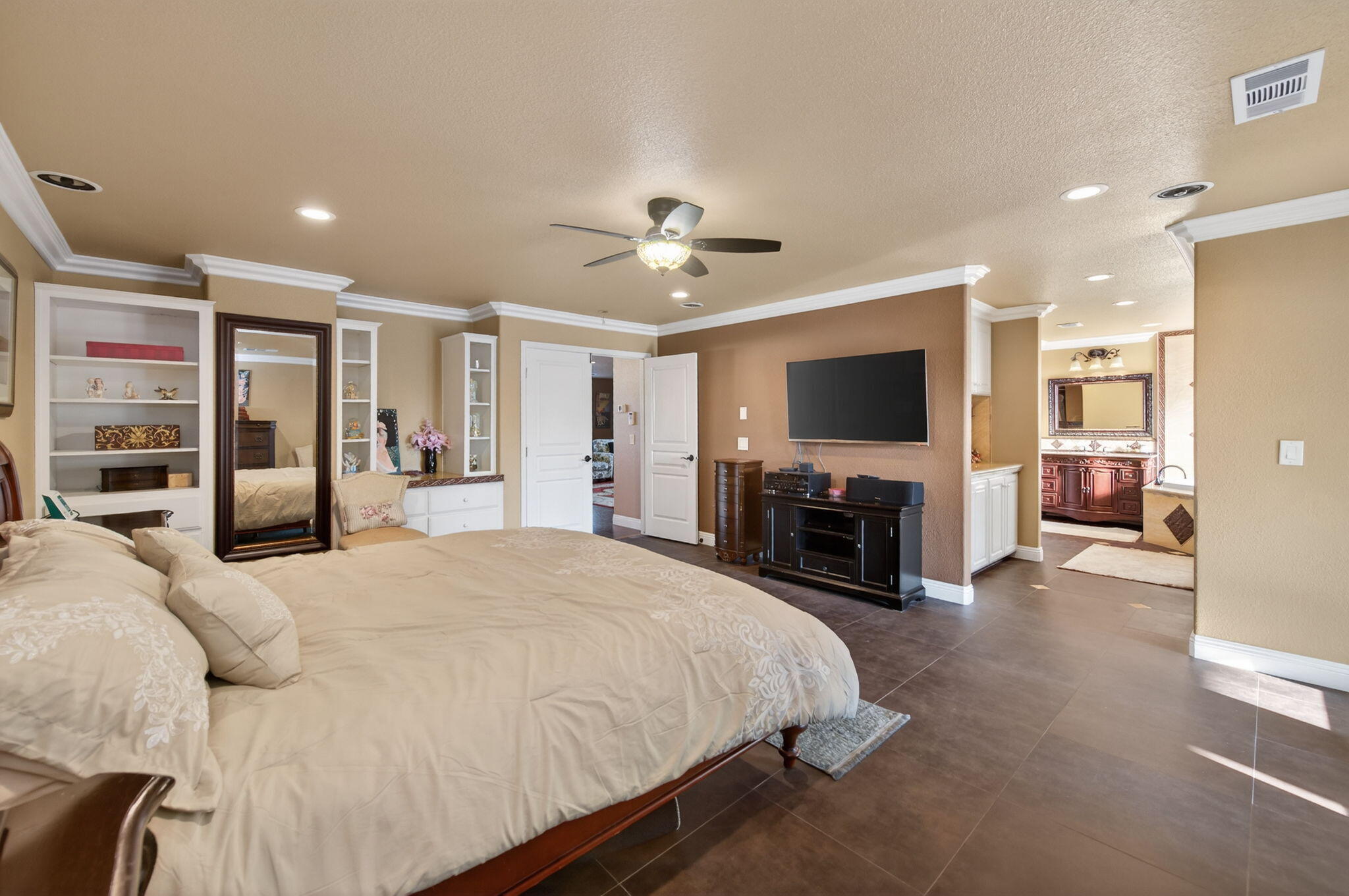 5733 W Babcock Ave, Visalia, CA 93291