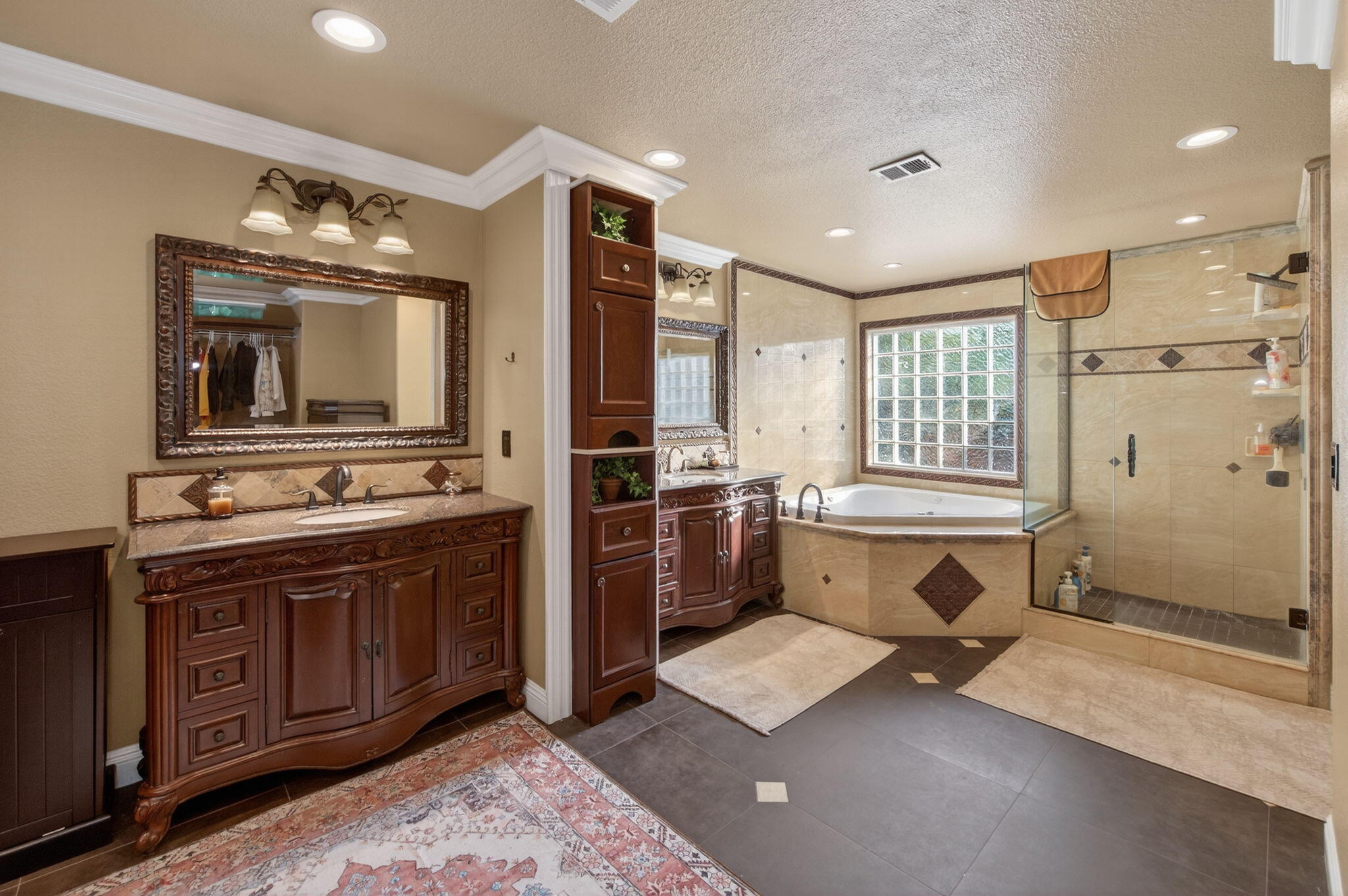 5733 W Babcock Ave, Visalia, CA 93291