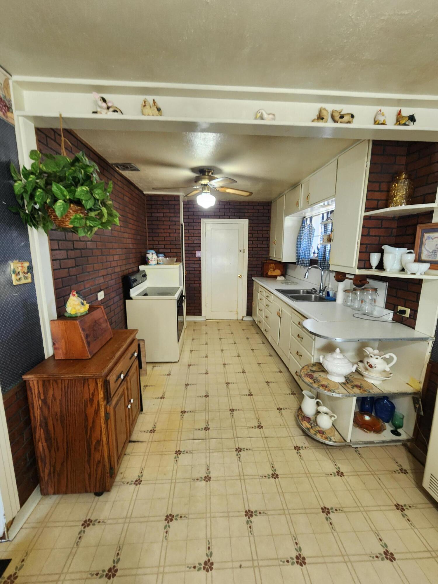 3136 E SE Bardsley Ave, Tulare, CA 93274