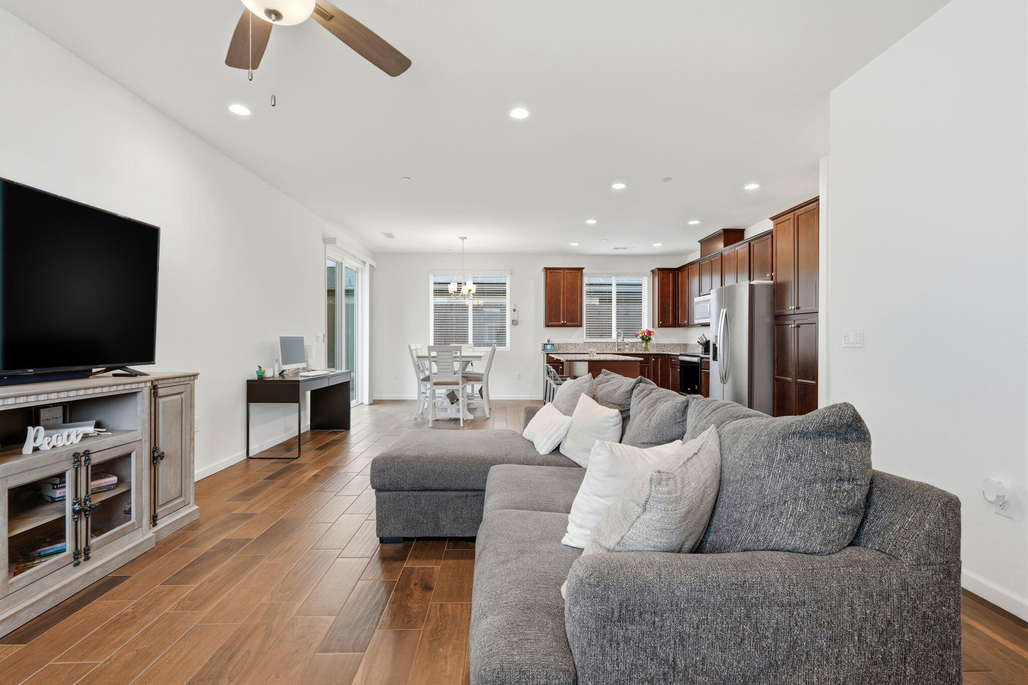 3125 Seymour St, Tulare, CA 93274