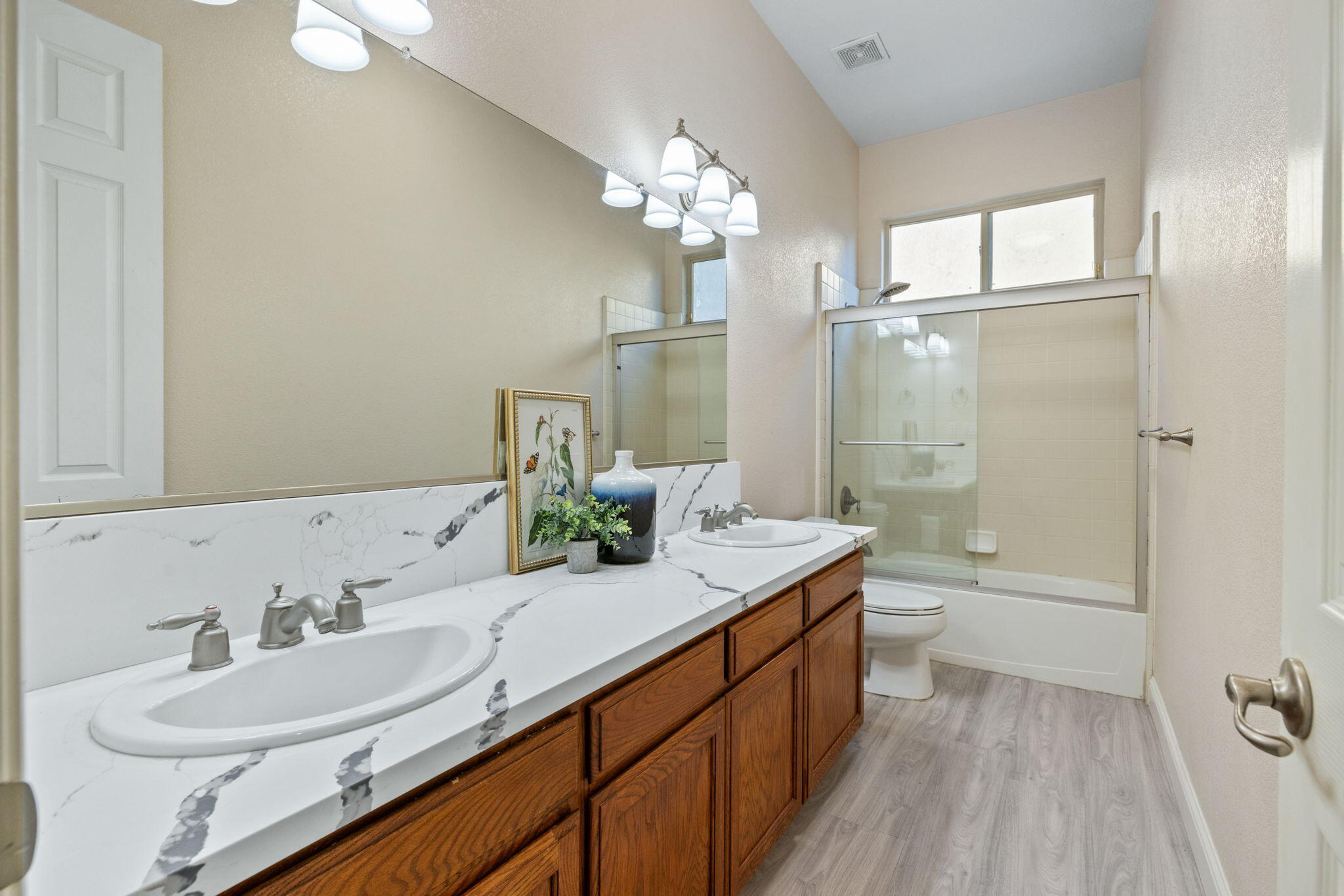 239 N Preston St, Visalia, CA 93291