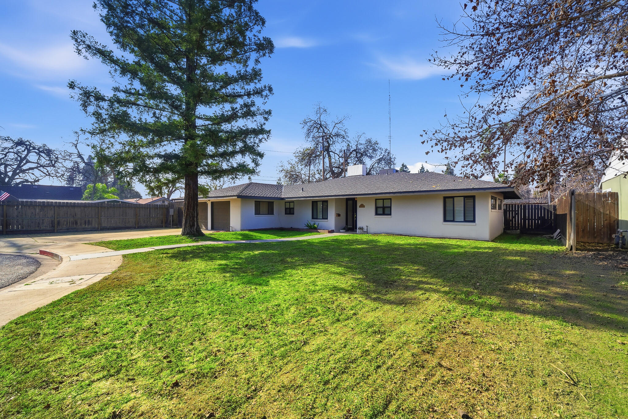 715 S Edwards Ct, Visalia, CA 93277