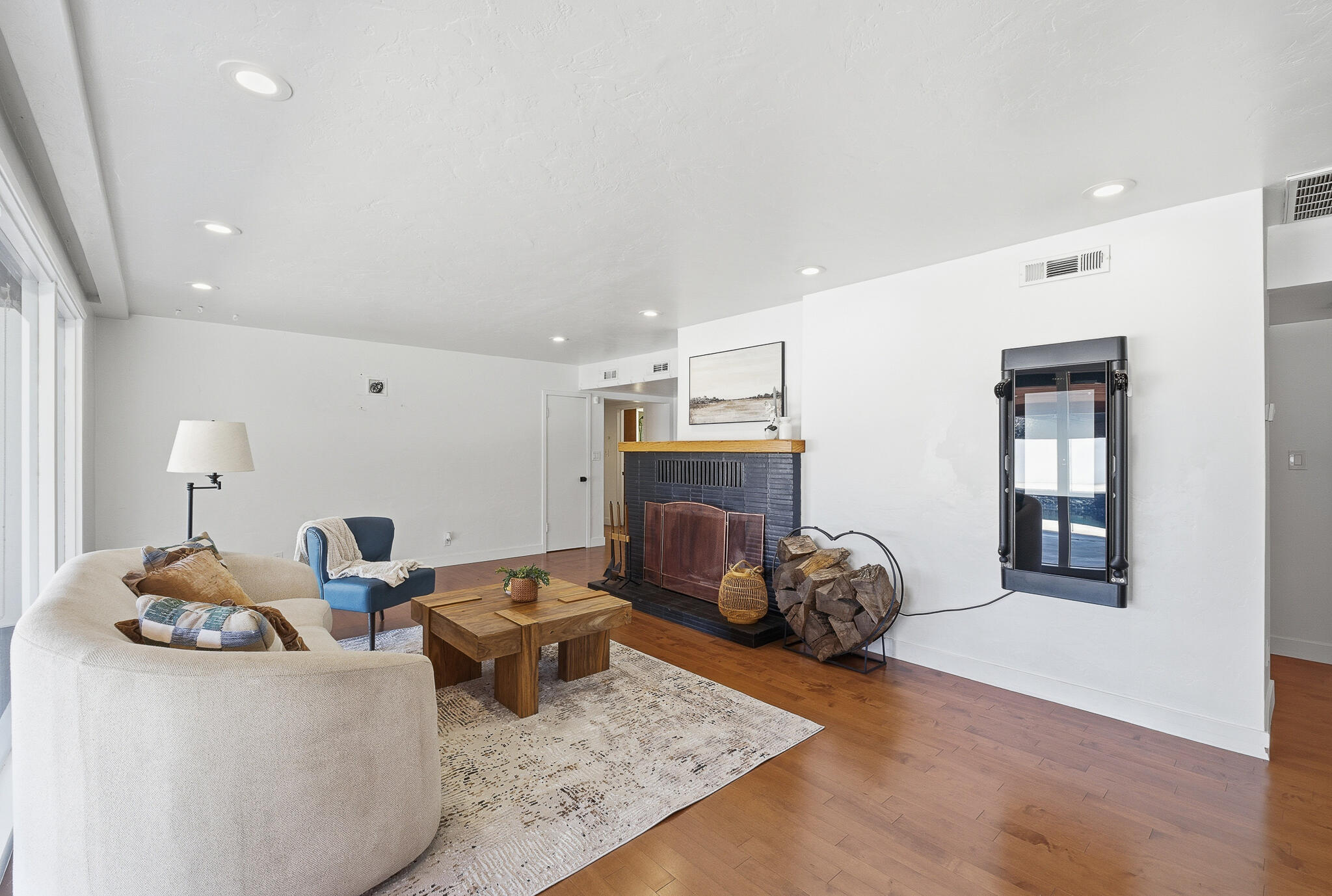 715 S Edwards Ct, Visalia, CA 93277