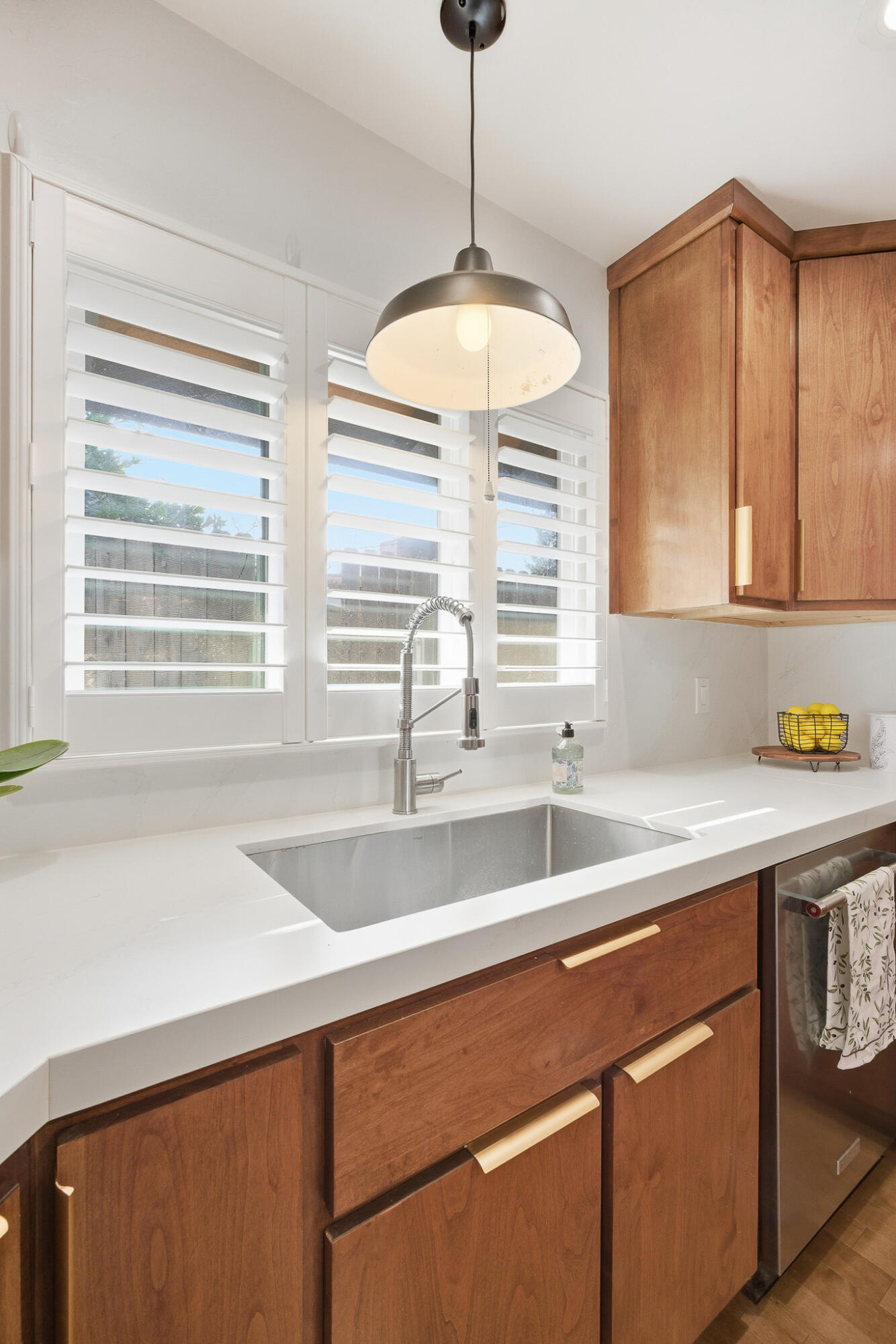 715 S Edwards Ct, Visalia, CA 93277