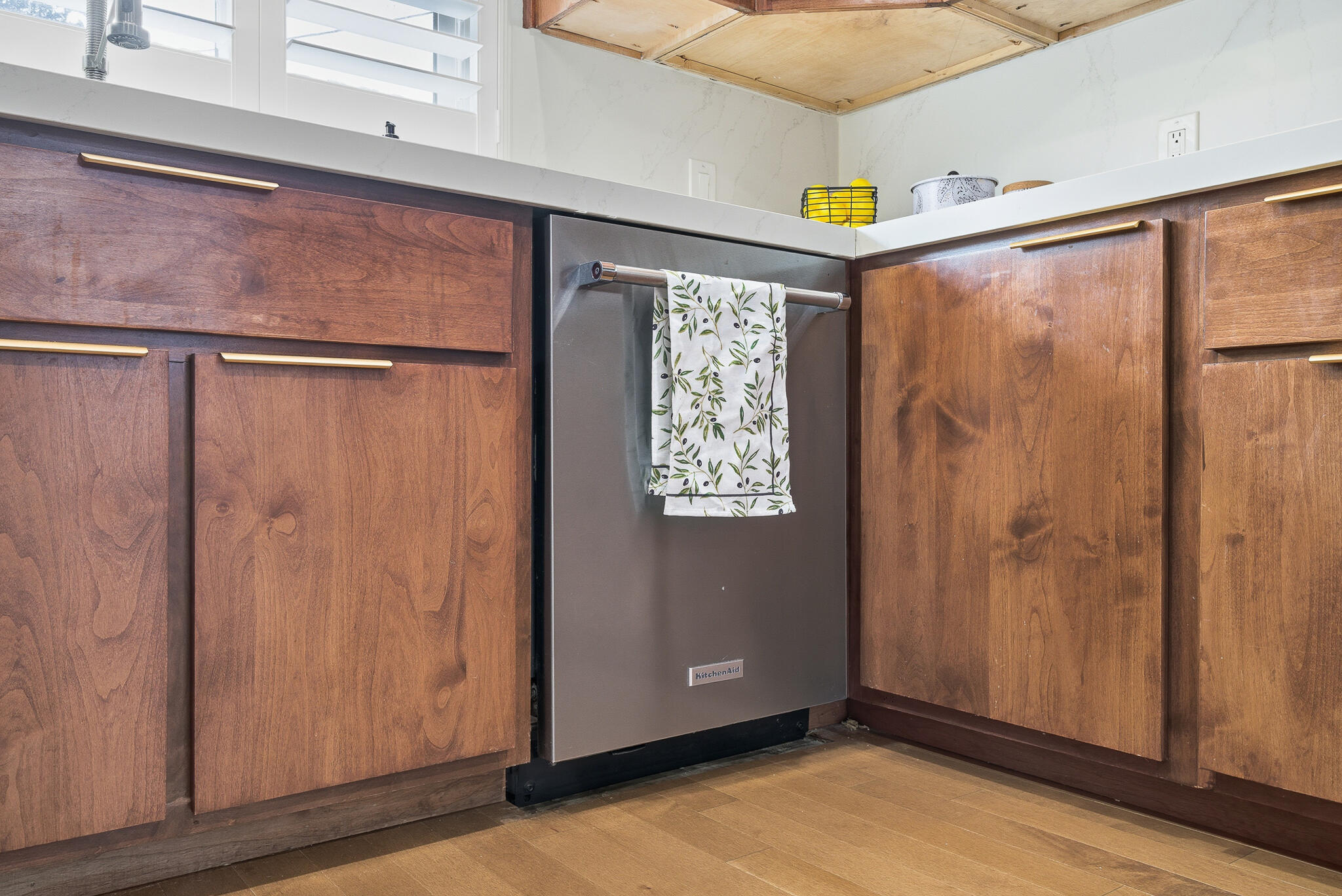 715 S Edwards Ct, Visalia, CA 93277