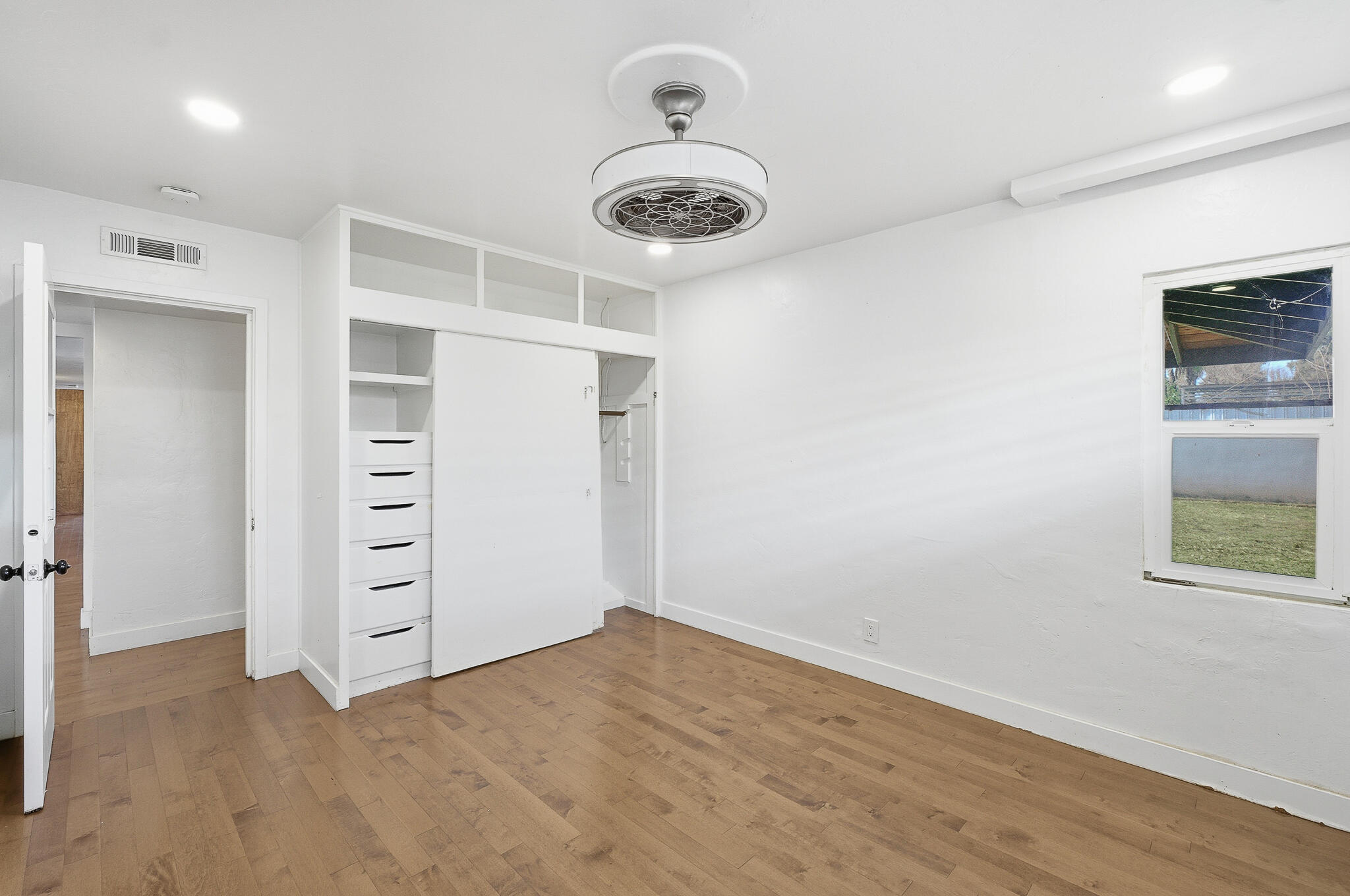 715 S Edwards Ct, Visalia, CA 93277