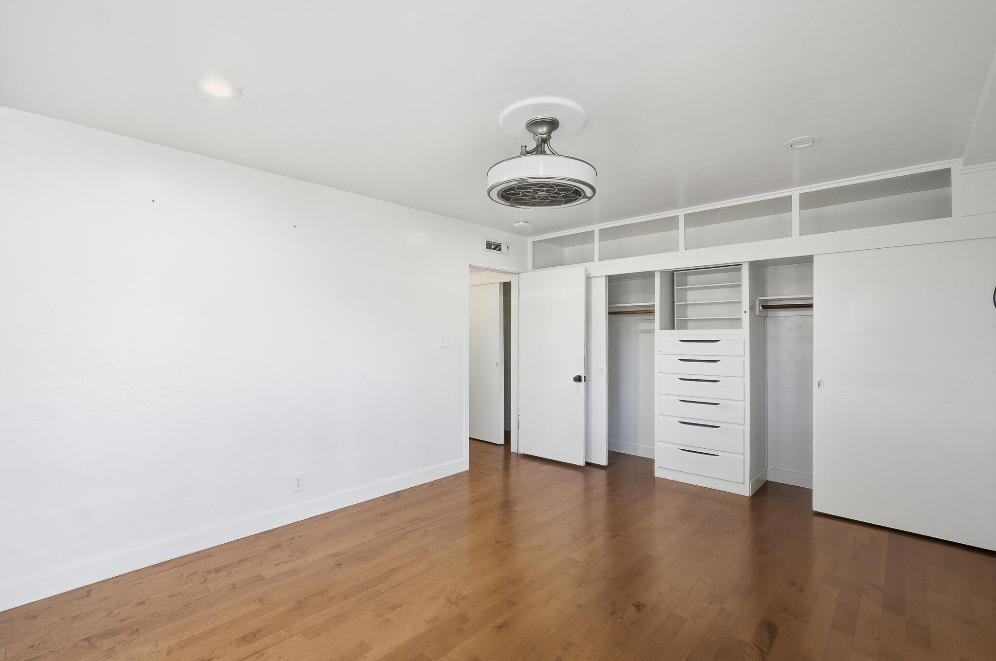 715 S Edwards Ct, Visalia, CA 93277