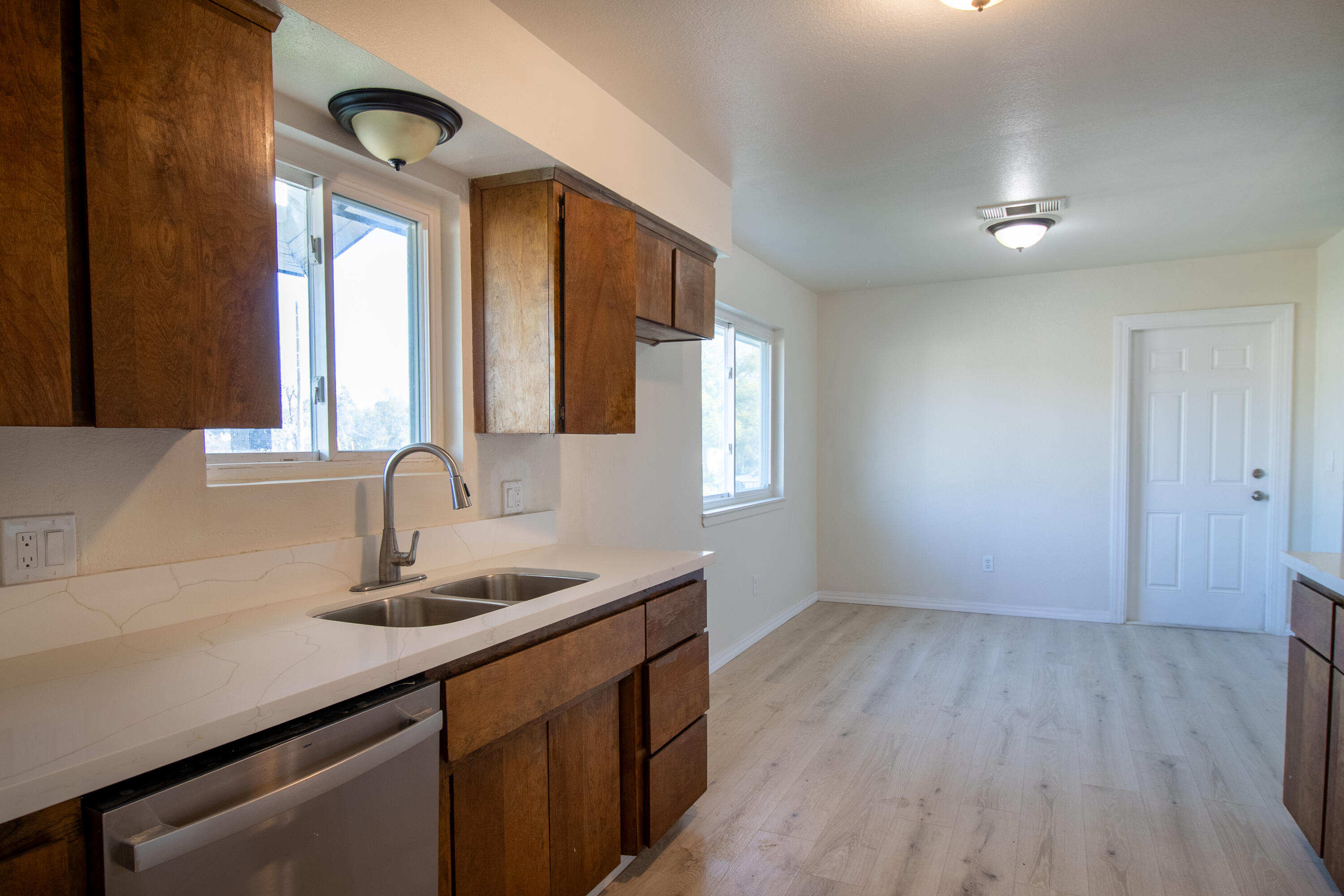 460 E Oak Ave, Porterville, CA 93257