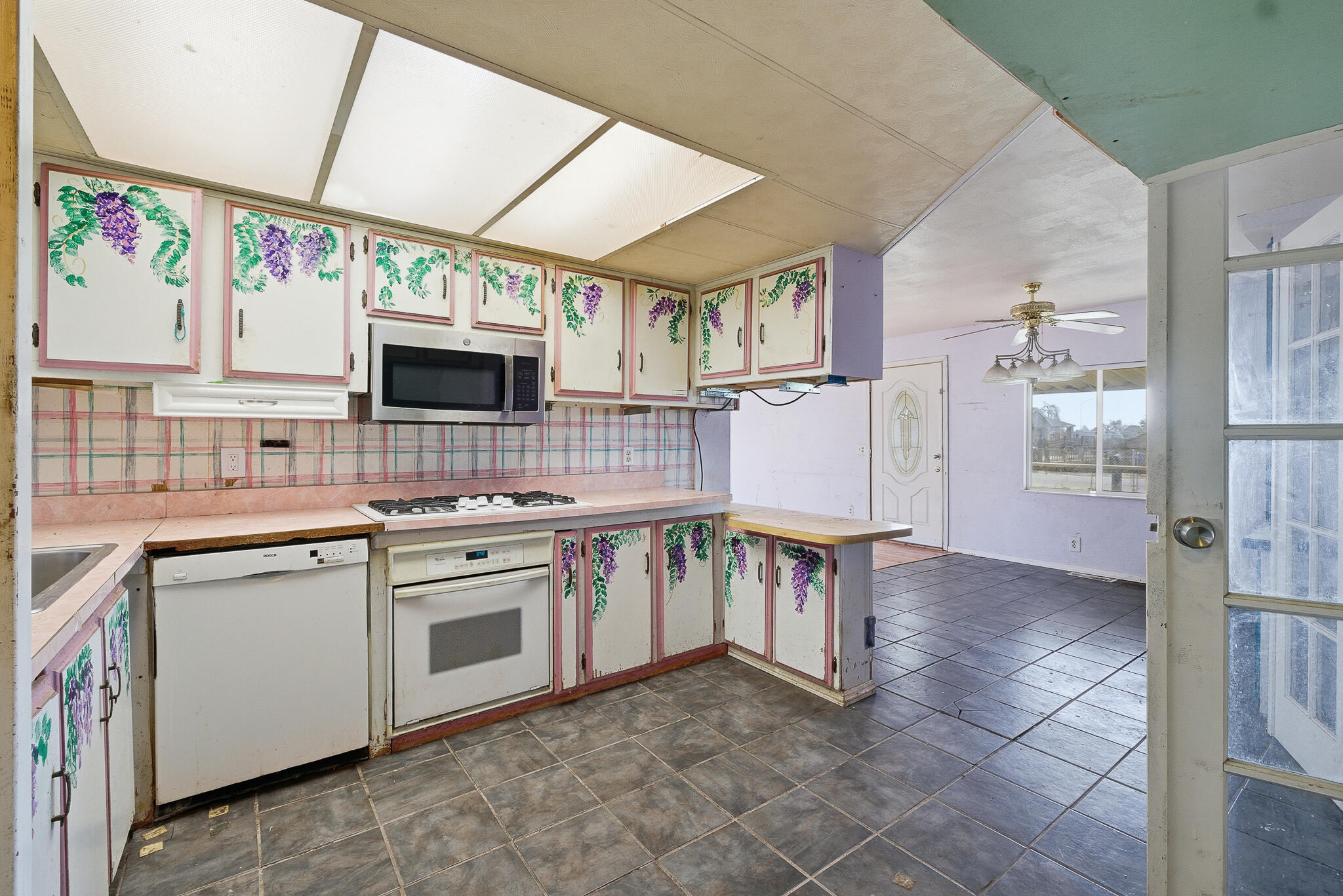 984 S Wisconsin St, Porterville, CA 93257