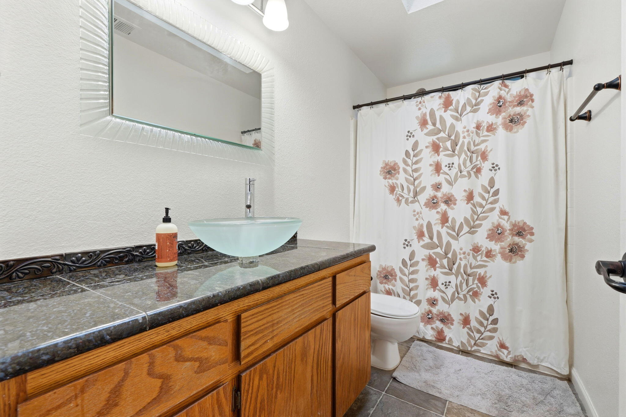 1804 E Vine Ave, Visalia, CA 93292