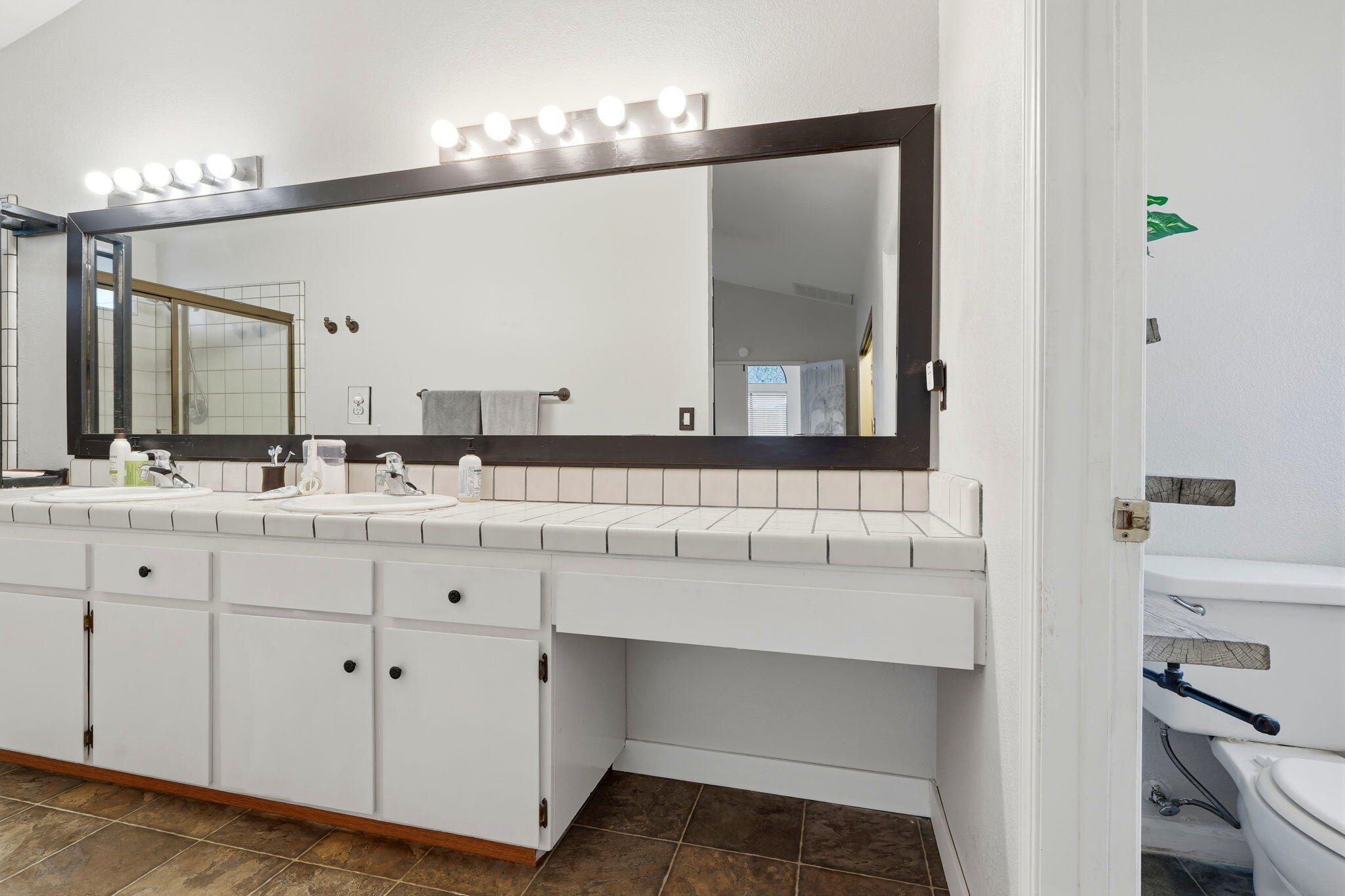 1804 E Vine Ave, Visalia, CA 93292