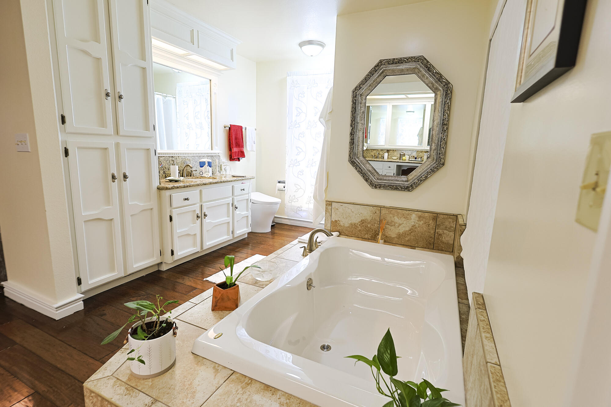 3727 W Mill Creek Dr, Visalia, CA 93291