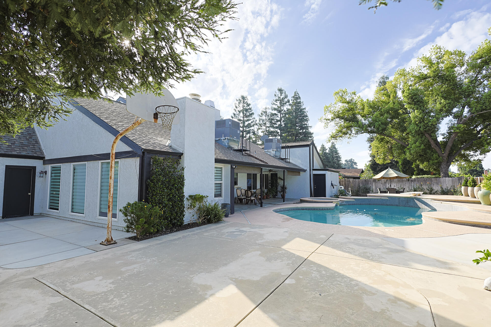 3727 W Mill Creek Dr, Visalia, CA 93291