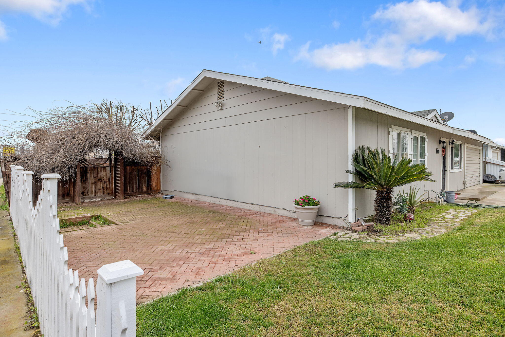 1092 Sherman Ct, Lindsay, CA 93247