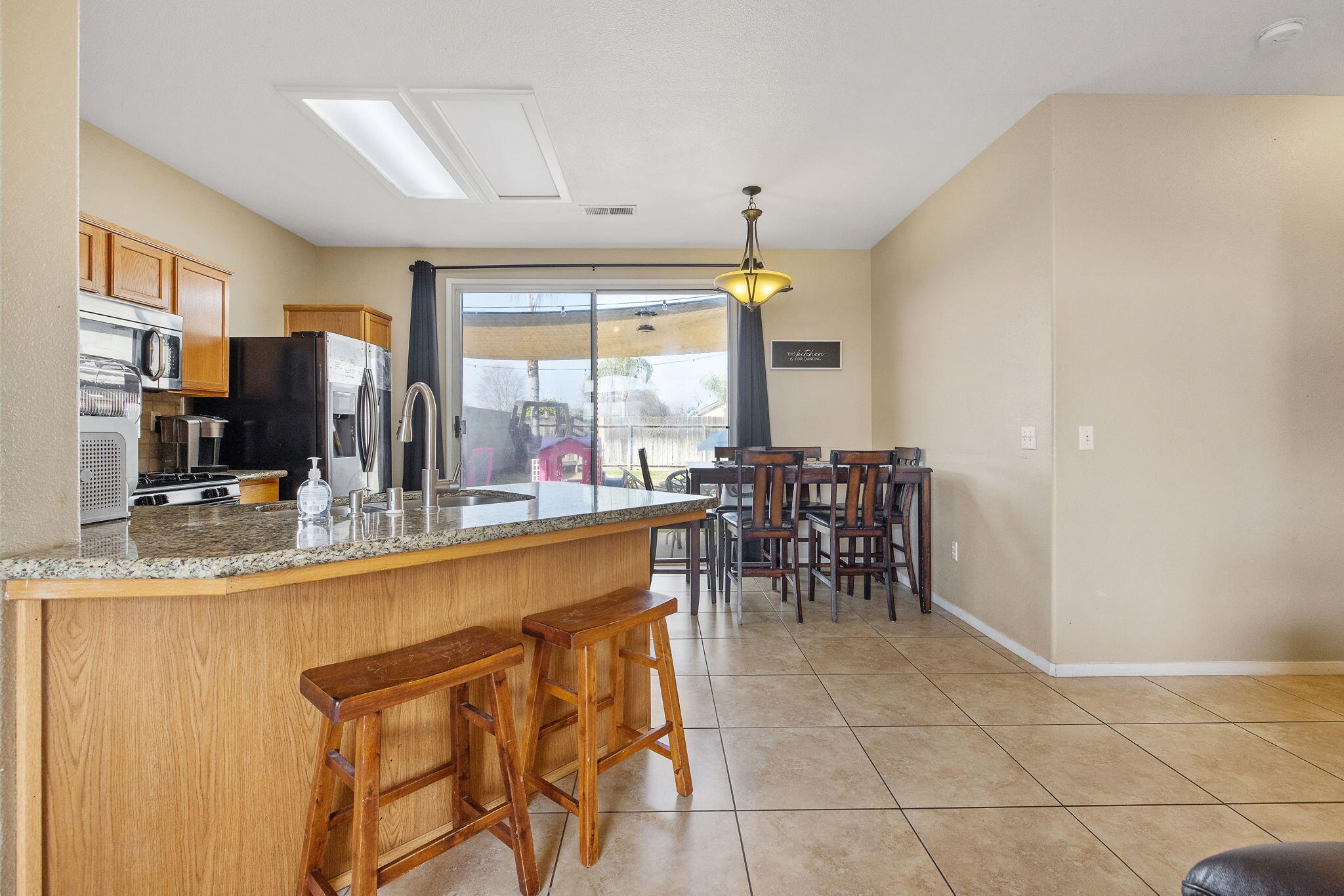 990 Northstar Dr, Hanford, CA 93230