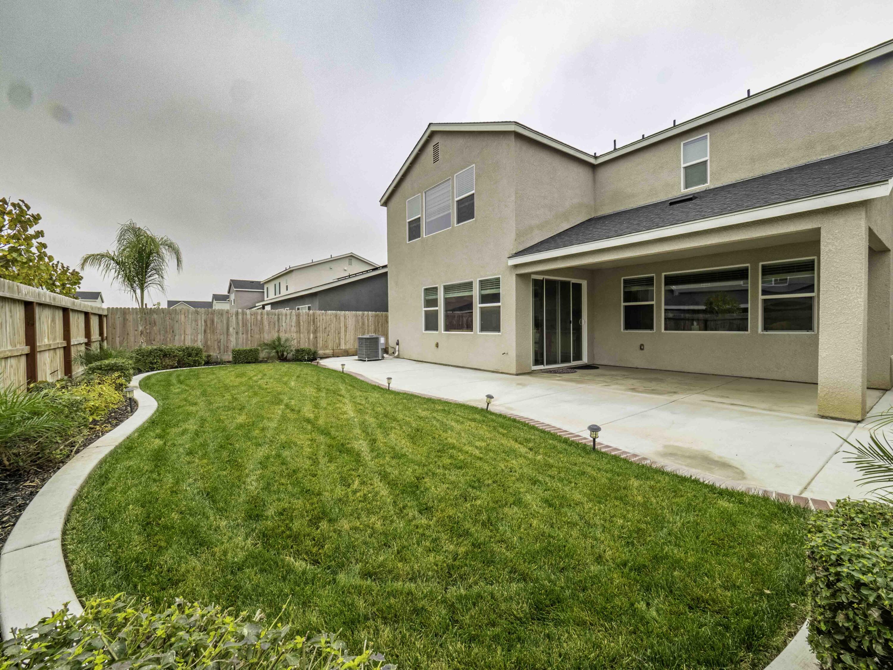 143 NE Riverway Dr, Visalia, CA 93291