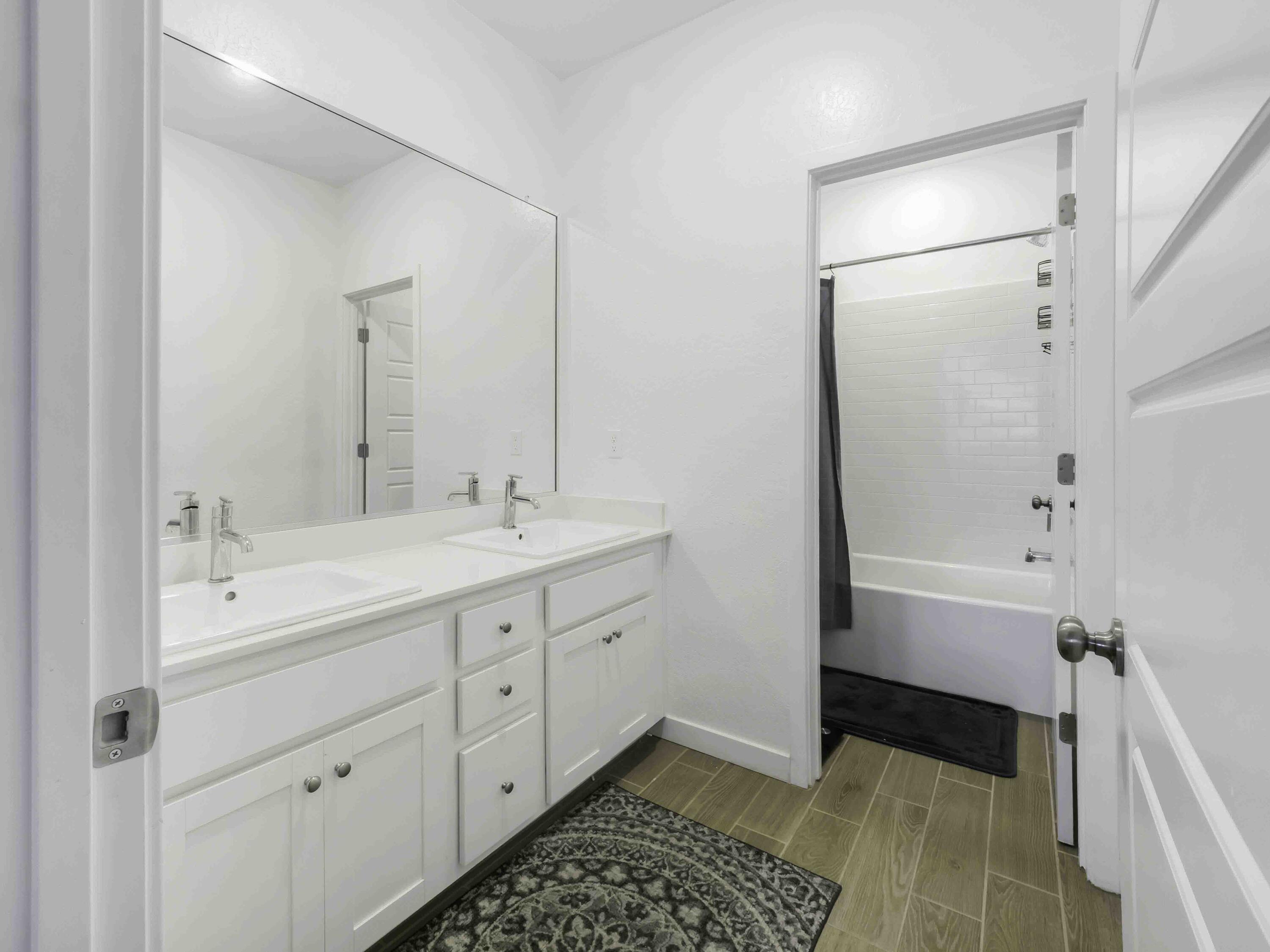 143 NE Riverway Dr, Visalia, CA 93291