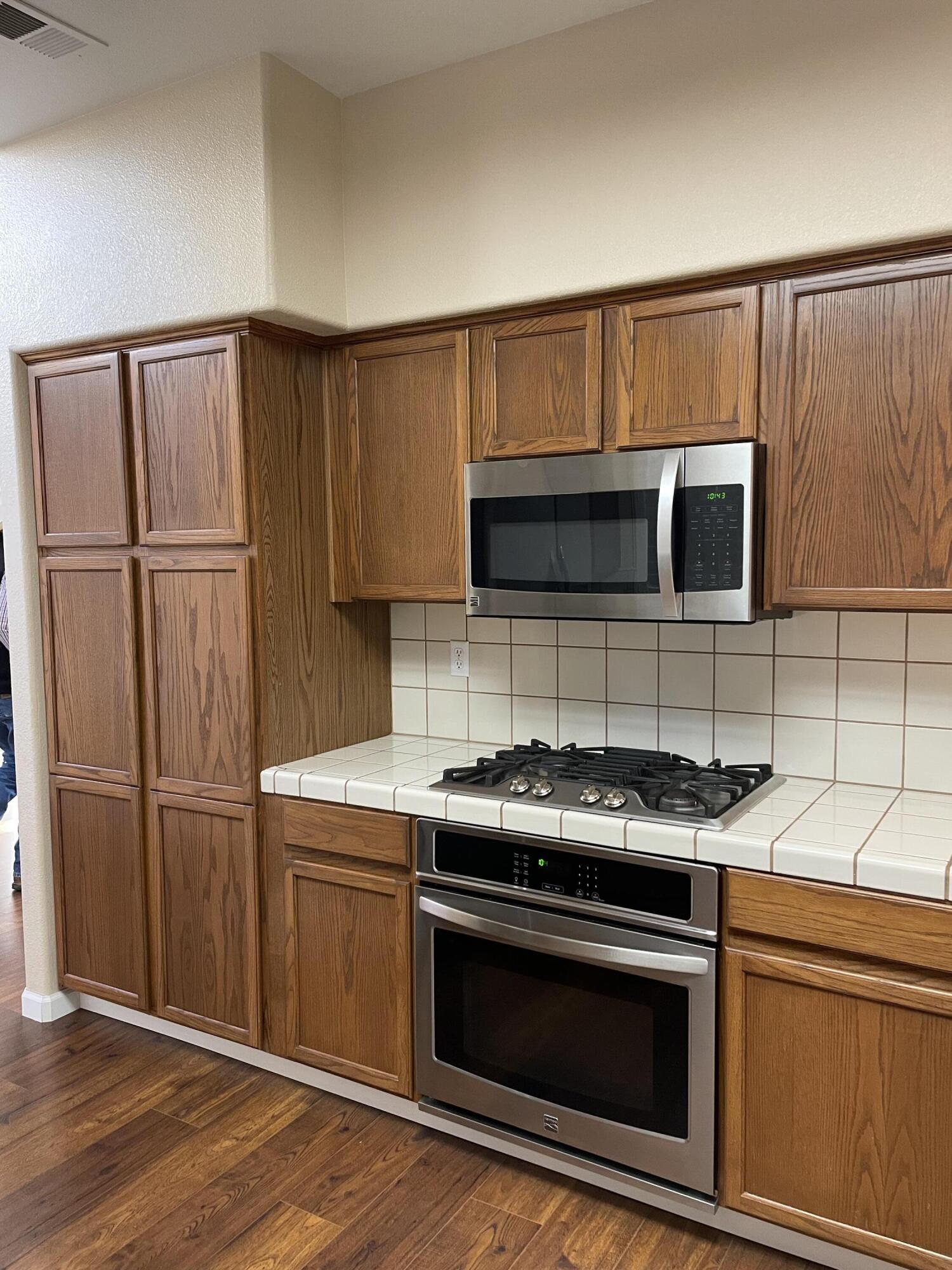 989 Laguna Dr, Lemoore, CA 93245