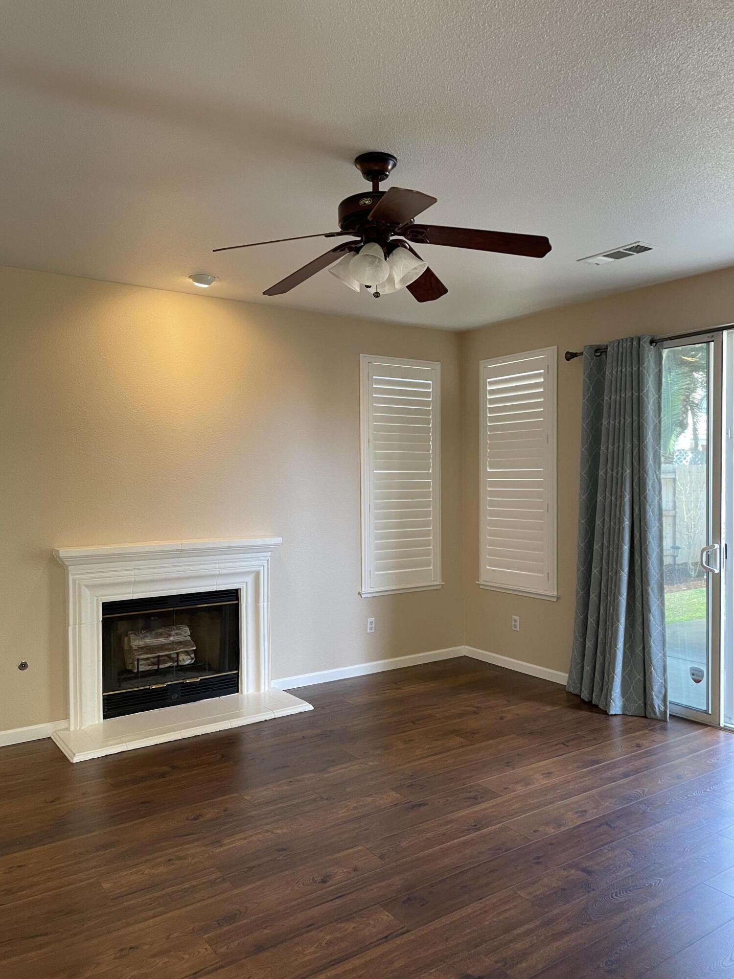 989 Laguna Dr, Lemoore, CA 93245