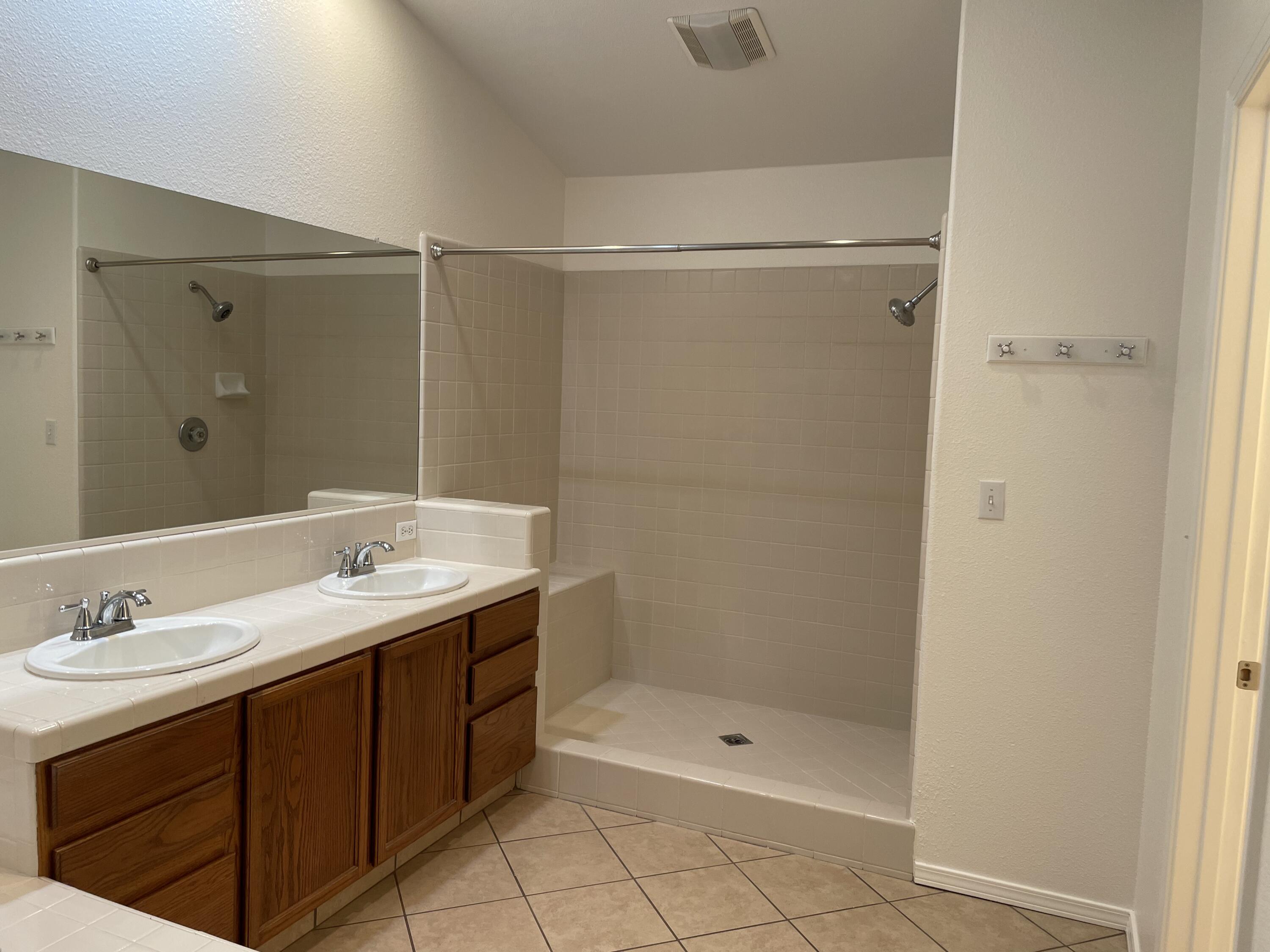 989 Laguna Dr, Lemoore, CA 93245