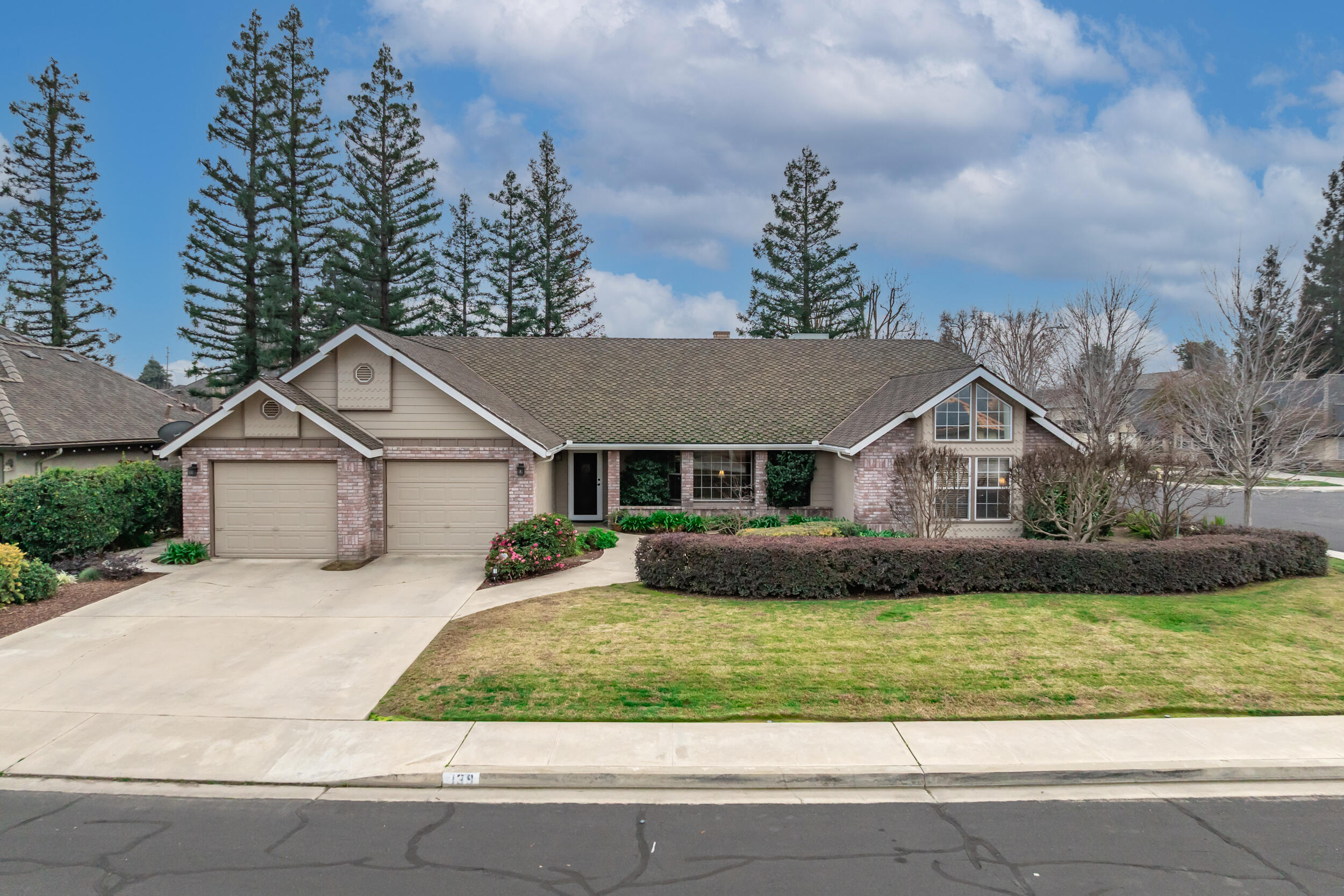139 E Chestnut Ct, Visalia, CA 93277