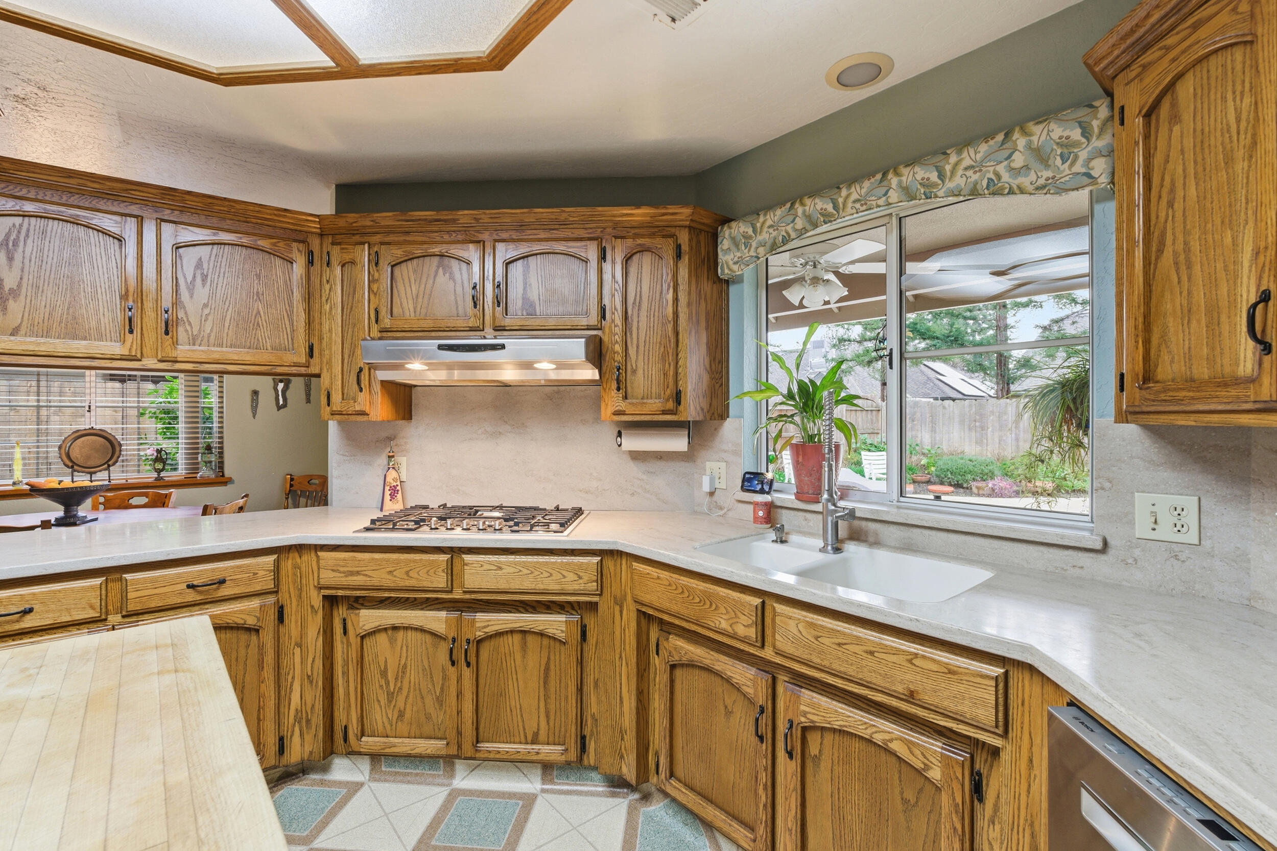 139 E Chestnut Ct, Visalia, CA 93277