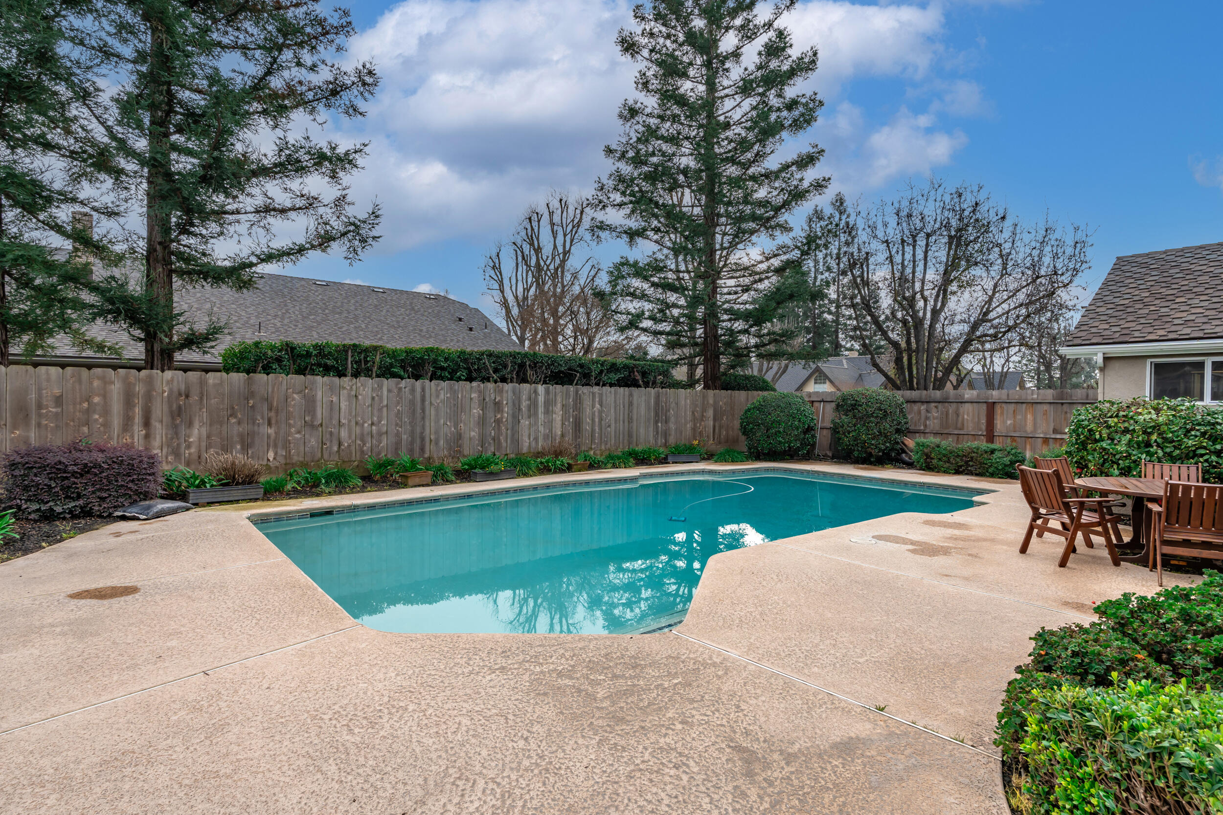 139 E Chestnut Ct, Visalia, CA 93277