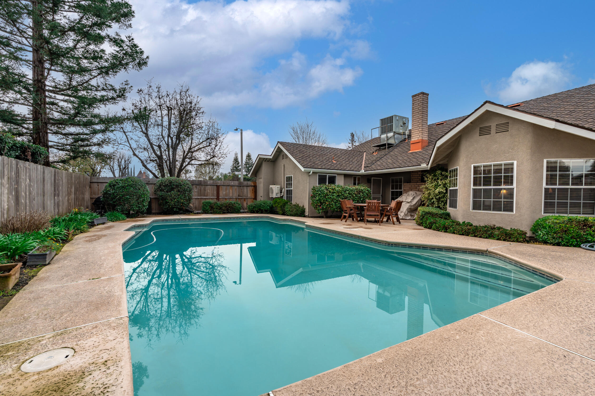 139 E Chestnut Ct, Visalia, CA 93277