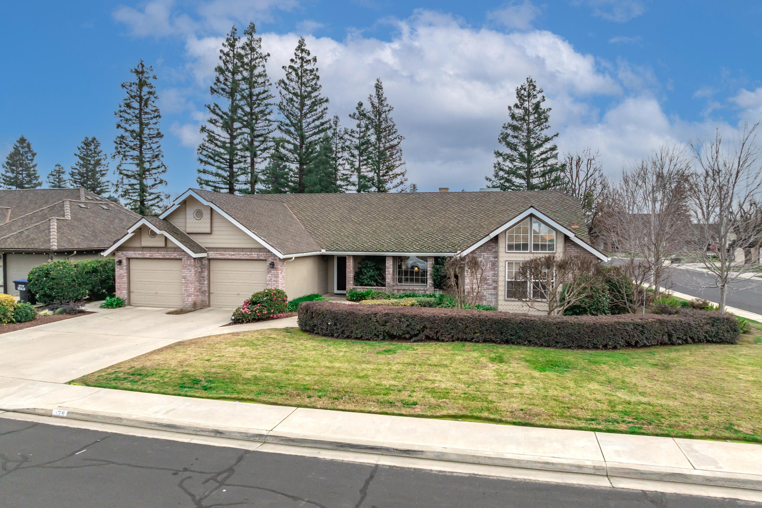 139 E Chestnut Ct, Visalia, CA 93277