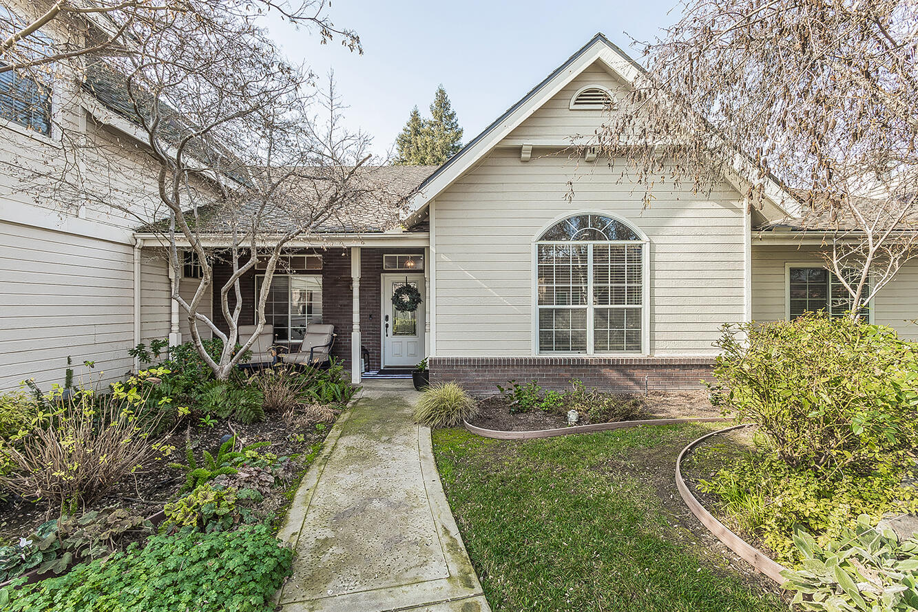 2409 SE Cottonwood Cir, Visalia, CA 93277