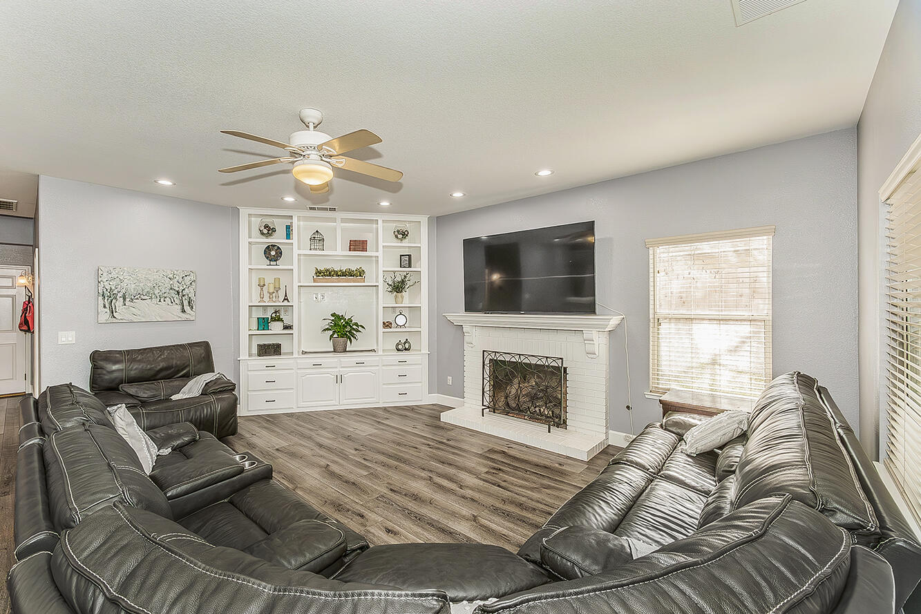 2409 SE Cottonwood Cir, Visalia, CA 93277